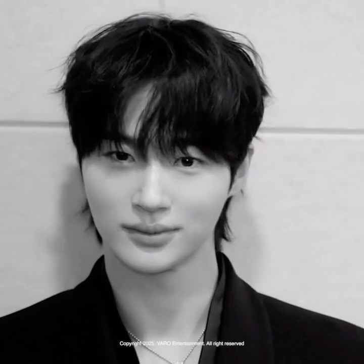 @byeonwooseok 🖤

2025 Korea Grand Music Awards 
Behind film 🎥🌟

#변우석 #ByeonWooSeok 
#2025KGMA 
#바로엔터테인먼트 #VAROentertainment