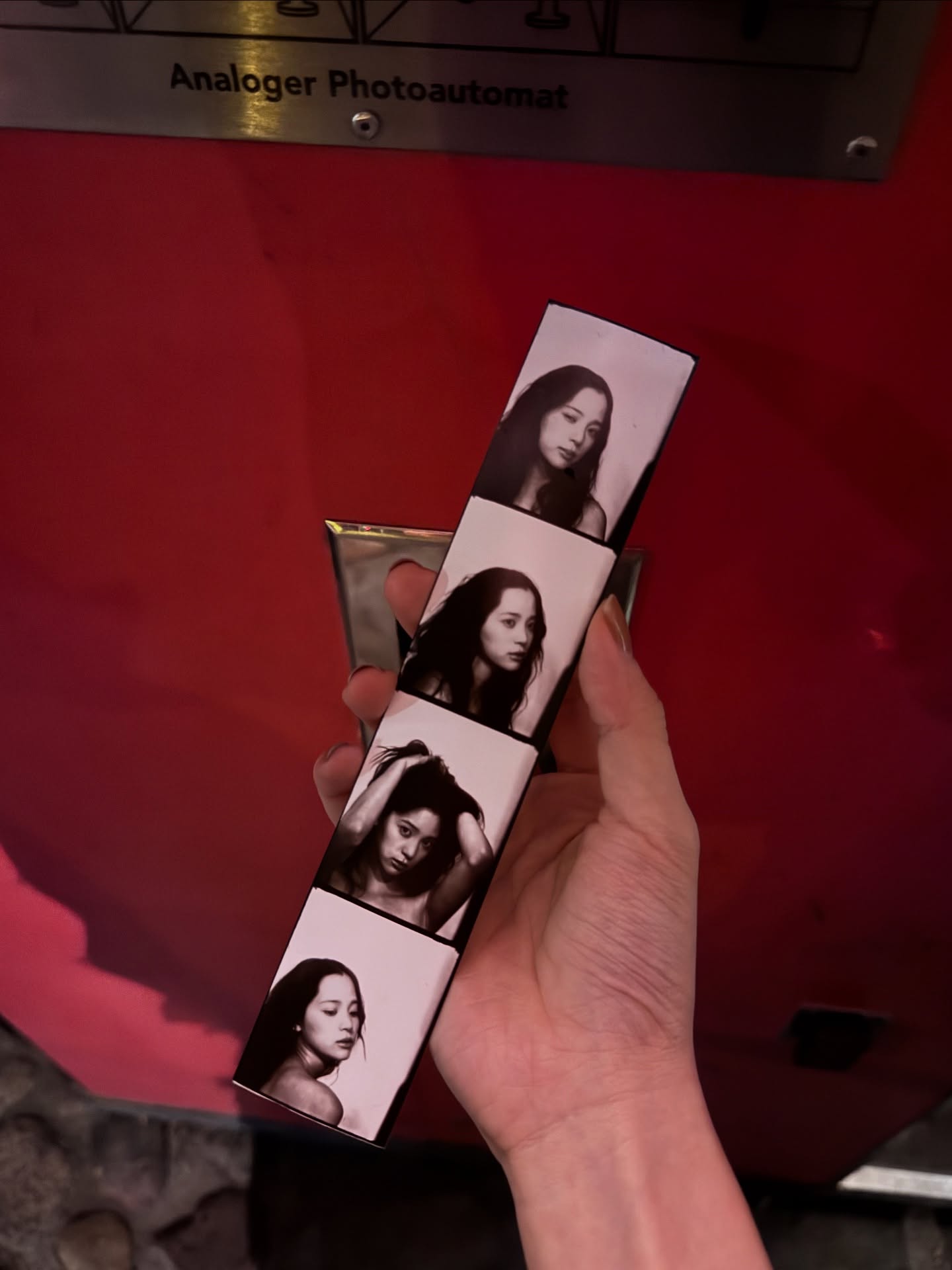 + Europe Vlog Diary’
每一次旅行VLOG正在進行時 都很想當下分享看到的風景、美食、穿搭等等 但是配合VLOG播出的時間都得忍忍忍道到播出才能發發分享給你們！
這兩期你們都看了嘛？
再次來到巴黎、來到柏林，很奇妙的感覺⋯
熟悉的地方總會讓人想起很多過去發生的美好的事，但此刻我又和朋友們在這裡創造著新的回憶🥺
走過凌晨的街頭，邂逅美麗的夕陽，在美術館裡感受時間的流逝，在路上因為無厘頭的笑點大笑！（主要是我朋友笑點都很低 我的無聊笑話都能逗笑他們 我指的就是張導本人。）
我想，可能旅行最重要的也不一定是去哪裡，而是和誰在一起。
第二站歐洲分享完畢，下一站再見嗷⋯