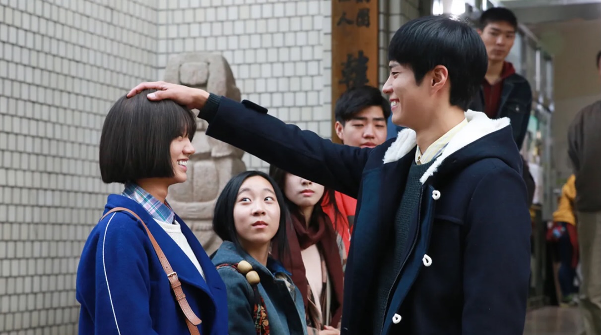 BBC : <응답하라 1988> K-드라마 붐을 촉발한 TV 걸작 

이우정 작가는 “처음에는 한국에서만 사랑받을거라 생각했어요. 하지만 결국 전세계 사람들이 비슷한 감정을 갖고 있다는 걸 알게 되었죠.” 라고 말했습니다. 
신원호 감독은 “누구나 공감할 수 있는 이야기, 작은 연대를 느낄 수 있는 이어기를 만들고 싶었다.” 라고 말합니다. 

10년이 지난 지금, <응답하라 1988>은 여전히 한국뿐 아니라 세계의 시청자들을 ‘온라인 이전 시대의 따뜻한 공동체적 기억’ 속으로 데려가고 있습니다. 

BBC 기사 전문👇
https://www.bbc.co.uk/culture/article/20251112-the-tv-masterpiece-that-sparked-the-k-drama-boom

#응답하라1988 #reply1988 #10주년커밍쑨💕