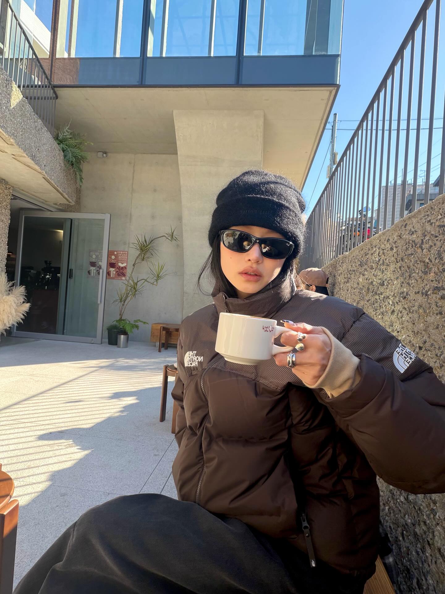 #광고 @thenorthface_kr

점점 추워지는 요즘, 따뜻하면서 스타일도 챙기고 싶다면 노스페이스 패딩만큼 든든한 아이템이 없죠.
이번 겨울 제가 선택한 아우터, 리마스터 눕시 소개해요.

기존 눕시보다 3배 더 강한 내구성을 가진 리마스터 눕시는 
앞뒤 어깨 절개가 하나로 이어지는 깔끔한 실루엣과
루즈한 입체 패턴 덕분에 자연스럽게 살아나는 볼륨감이 매력적인 아우터예요.
카라 안쪽에는 후드가 숨겨져 있어 바람 부는 날 바로 꺼내 쓰기 좋답니다.🌬️

지구를 생각한 GRS 인증 리사이클 충전재 다운으로 제작되어 더 의미 있게 느껴졌던 리마스터 눕시.
다가올 겨울, 한파까지 든든하게 막아줄 따뜻하고 편안한 아우터 찾는 분들께 추천드려요.🤎 

#노스페이스 #thenorthface #리마스터눕시 #다운자켓