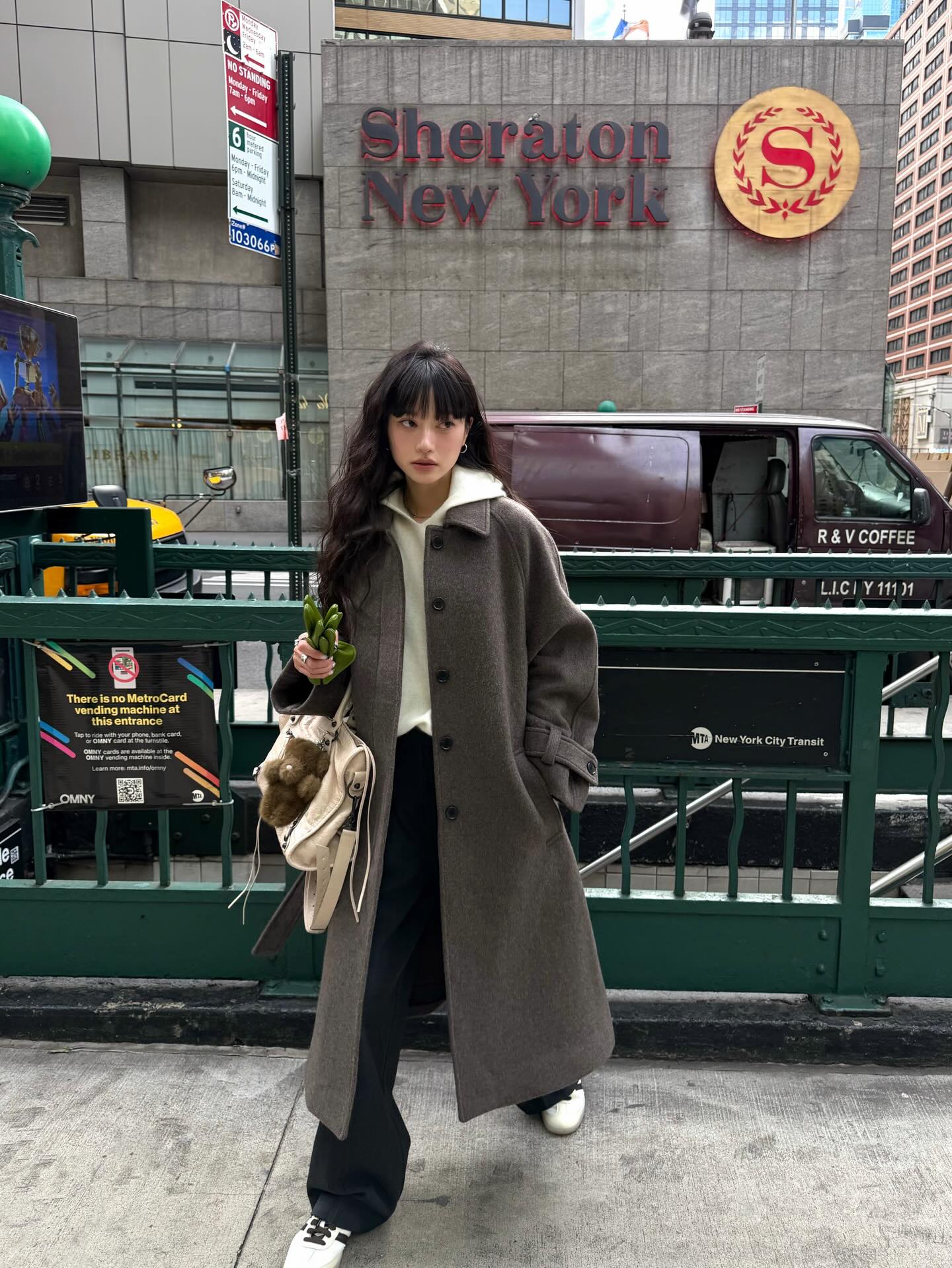 #광고 @ouie_official
ouie x sora in NYC 🏙️ 길었던 뉴욕 일정이라 다양한 착장을 챙겨갔는데요, 유독 우이의 옷을 입으면 맨해튼에서 일하는 뉴요커가 된 기분이었어요. 
지금의 서울처럼 차가운 날씨에 걸치기 좋았던 코트와 패딩은 물론, 외투를 벗었을 때 보이는 니트와 팬츠도 실루엣과 소재 모두 훌륭해서 편하게 여행할 때도, 격식 있는 자리에서도 손이 자주 갔답니다. 

이번 주 블랙프라이데이만큼 최대 혜택을 받을 수 있는 더블유위크가 있어 겨울 옷장을 채우기 딱 좋은 타이밍인데요, 추가 혜택까지 만나볼 수 있는 우이 X 소라 PICK은 11/23까지니 쇼핑에 참고해 주세요!🗽💛

@wconceptkorea #ouie #wconcept