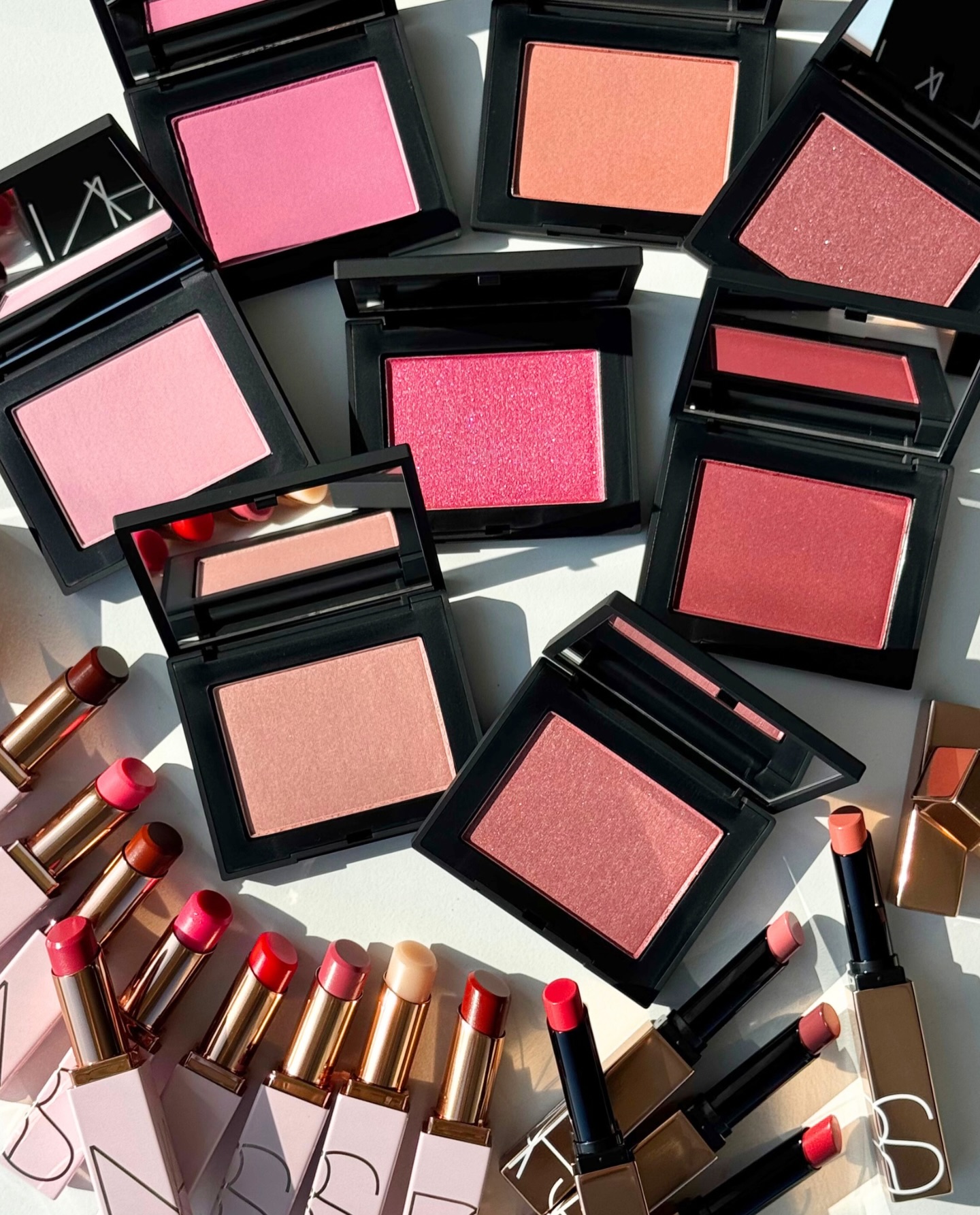 【#NARS】アイコニックなツヤリップ＆ブラッシュに、“フローラル”着想の新色が登場🌹✨　さらに、艶っぽい透明感を纏うリップバームがリニューアル💄　1/16発売！

NARSから、花のように色で魅せる“THE DEEPLY BLOOMING COLLECTION”が発売💐！

「アフターグロー センシュアルシャイン リップスティック」と「ブラッシュ N」には、深い情熱・甘いムード・可憐さなど、表情を自在に演出する新色がお目見え。❤️‍🔥

さらに、人気の「アフターグロー リップバーム」が全9色のカラーバリエになってアップデート！😍💓

春の気分を華やかに彩るラインナップを、早速チェックしてみて✍️✨

🛍️2026年1月16日（金）全国発売

ーーーーーーーーーーーーーーーーーーー
❤️‍🔥NARS アフターグロー センシュアルシャイン リップスティック
新5色 各 ￥4730（税込）

すっと伸びて、美しいツヤで唇を心地よく包むスリムリップに、センシュアルなムードたっぷりの新色が仲間入り。☺️🫶

⚫︎211
⚫︎212
⚫︎213
⚫︎215
⚫︎229 

ーーーーーーーーーーーーーーーーーーー
❤️‍🔥NARS ブラッシュ N
新8色（うち限定2色） 各 ￥5390（税込）

見たままの鮮やかな発色が長く続く大人気ブラッシュに、スウィートな色から深いパッションを宿す色まで、表情豊かな新色が登場！🍇✨

⚫︎905
⚫︎906 【数量限定】
⚫︎907
⚫︎908
⚫︎909
⚫︎910
⚫︎962 【数量限定】
⚫︎961

ーーーーーーーーーーーーーーーーーーー
❤️‍🔥NARS アフターグロー リップバーム N
全9色 各 ￥4180（税込）

シアーな色づきと繊細なツヤで人気のリップバームが、キャンディみたいに澄んだピュアカラーの9色ラインナップになってリニューアル。🍬
マンゴー種子油＆シアバターがうるおいを閉じ込め、しっとり感が長時間持続。👏💓

⚫︎777
⚫︎888
⚫︎232
⚫︎236
⚫︎237
⚫︎257
⚫︎259
⚫︎270
⚫︎277
※257、259、270は、セミセルフ店舗の取り扱いはございません。　

(インスタ担当M）
ーーーーーーーーーーーーーーーーーーー
VOCEのInstagram では新作コスメ情報やメイクテク、撮影舞台裏を毎日お届け！ぜひフォロー&チェックして！！
👉@vocemagazine

#voce #vocemagazine #ナーズ #narscosmetics