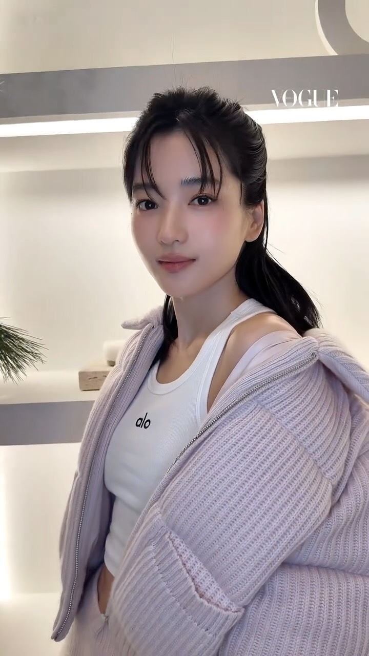 #VogueView
알로에도 겨울이 찾아왔습니다! 홀리데이 시즌을 맞아 잠실 롯데월드몰 지하에 알로 팝업이 열렸습니다. 김태리와 김우빈도 현장에 방문해 <보그>에 인사를 건넸죠. 지금 영상으로 만나보세요.

edit CHO YOUNGKYOUNG
-
@alo @aloseoul @kimtaeri_official @____kimwoobin