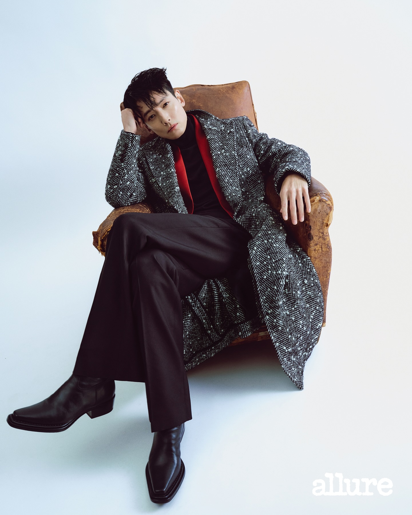 너와 내가 아닌, ‘우리’를 위해 싸울 준비를 마친 드라마 <프로보노> 속 배우 정경호와 소주연을 만났습니다. 12월 6일 첫 방송을 앞둔 이 작품은 최고의 제작진과 믿고 보는 두 배우의 연기 열전으로 기대를 높이죠🍎. 공익을 위한 이들의 용감한 팀워크가 담긴 화보와 인터뷰를 <얼루어> 12월호와 웹사이트에서 만나보세요! 

EDITOR l 김정현 
PHOTOGRAPHER | 황병문 
STYLIST l 지상은(정경호), 홍은영(소주연) 
HAIR | 유혜림(정경호), 혜나(소주연) 
MAKEUP l 정경화(정경호), 김수연(소주연) 

#정경호 #소주연 #jungkyungho #sojuyeon #프로보노 #probono @jstar_allallj @_yeonjuso