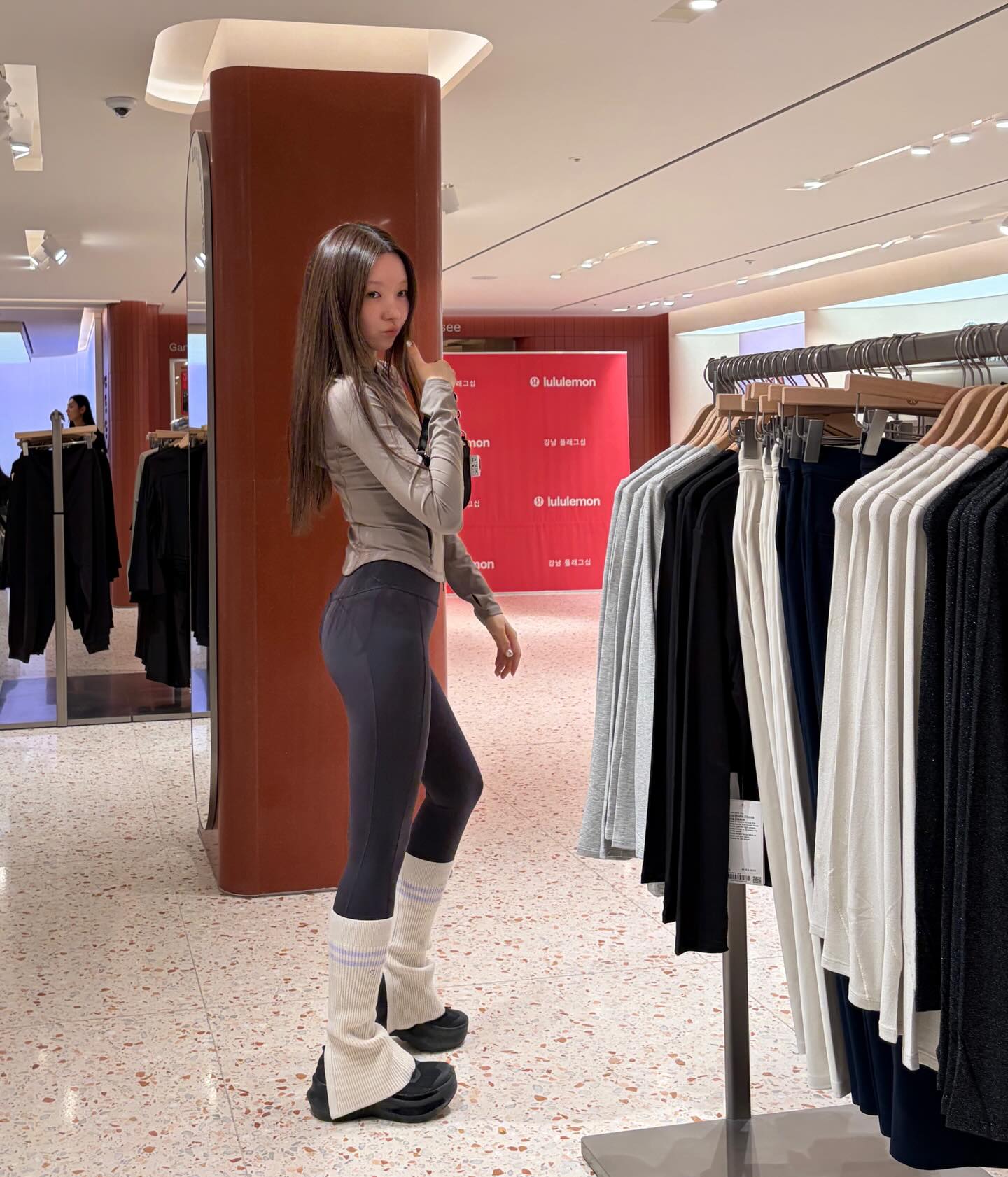 #광고 저의 요즘 운동 애착템 룰루레몬 레깅스에 재킷입고 룰루레몬 플래그십 스토어 다녀왔어요🤺⁺⑅✶˚ 한국에 처음으로 오픈한 플래그십 스토어는 운동별로 세션이 준비되어 있어서 쇼핑하기가 너무 편했고요(테니스 섹션 특히 사랑)🏸 플래그십답게 제품 라인업도 제일 많이 준비되어 있습니다! 벤쿠버의 에너지를 곳곳에서 느낄 수 있는 공간 무드가 운동 의지를 더 업업해주는 에너지까쥐🏋️🪉
일상에서도 입기 편한 니트후드나 패딩같은 요즘 필수 아이템들도 있으니까 얼른 구경하러 다녀오세요🌳🏢🌳

#룰루레몬 #룰루레몬강남플래그십 #lululemon