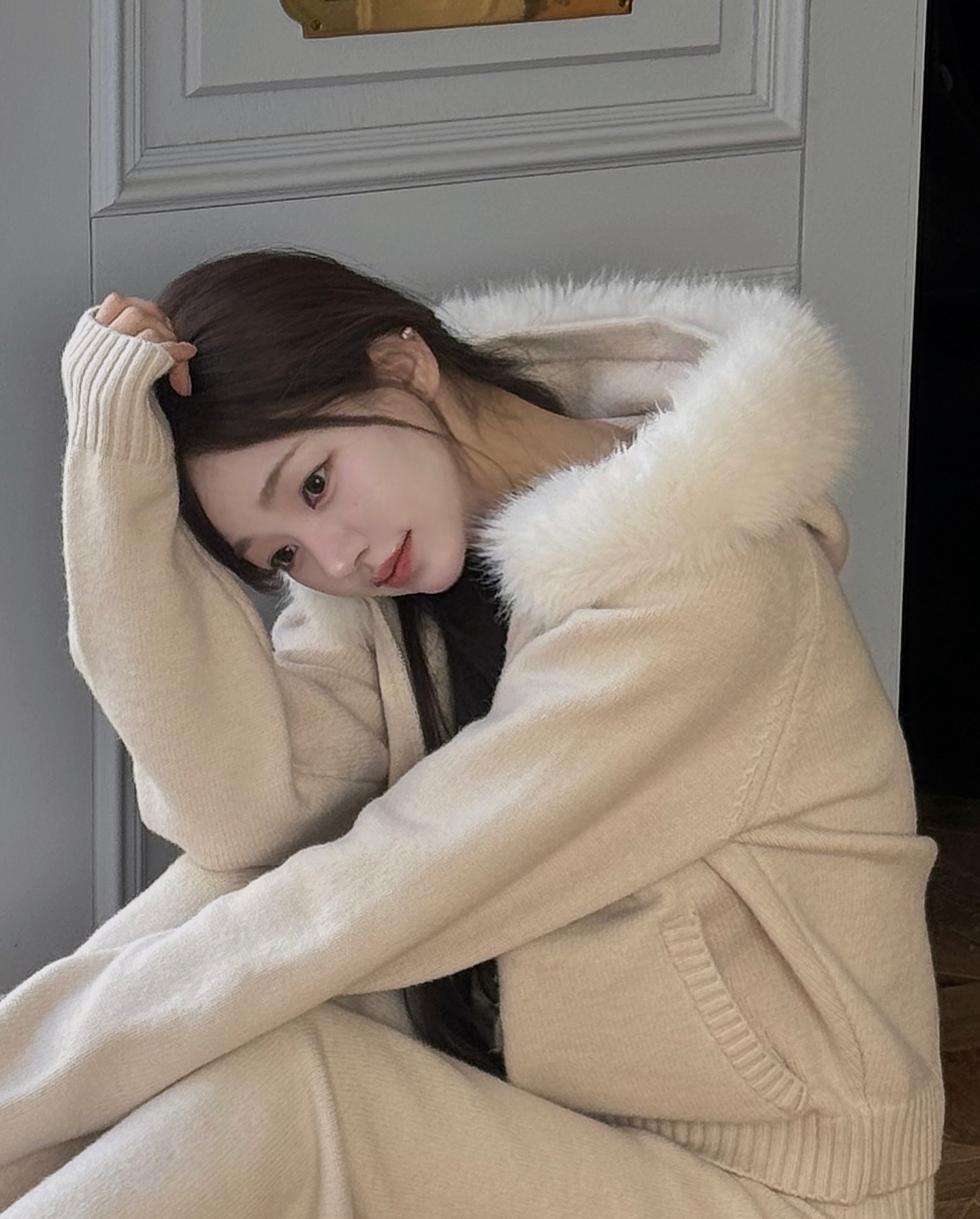 이번주 일요일 낮 1시에 오픈하는 신상은
한겨울에도 사랑스럽고 포근한 데일리웨어
트레이닝 셋업으로 준비해봤어요🫶🏻

퍼 니트 후드 집업

컬러 : 아이보리 / 블랙

✔ 정가 99,000원
✔ 24시간 한정가 79,000원

따뜻한 퍼 소재의 포근하고 톡톡한 두께감의 후드 집업으로
이너를 두껍게 입어도 커버 되는 박시한 핏과
부드러운 텍스처의 니트소재로 제작해 데일리로 입기 좋고
고퀄리티 퍼가 탈부착되어 봄가을은 탈착해서,
겨울은 부착해서 입을 수 있어 계절 활용도가 좋은 제품이에요

⸻

폴딩 와이드 니트 팬츠

컬러 : 아이보리 / 블랙

✔ 정가 69,000원
✔ 24시간 한정가 59,000원

도톰한 니트짜임의 한겨울에도 따뜻한 니트 소재로 제작해
부드렂고 편안한 착용감과
허리와 골반은 슬림하게 잡아주고,
허벅지부터 자연스럽게 와이드하게
떨어지는 핏감으로 군살을 커버해주며,

원하는 만큼 밑위 조절이 가능한 폴딩 팬츠라
로우,하이웨스트 모두 연출 할 수 있어요