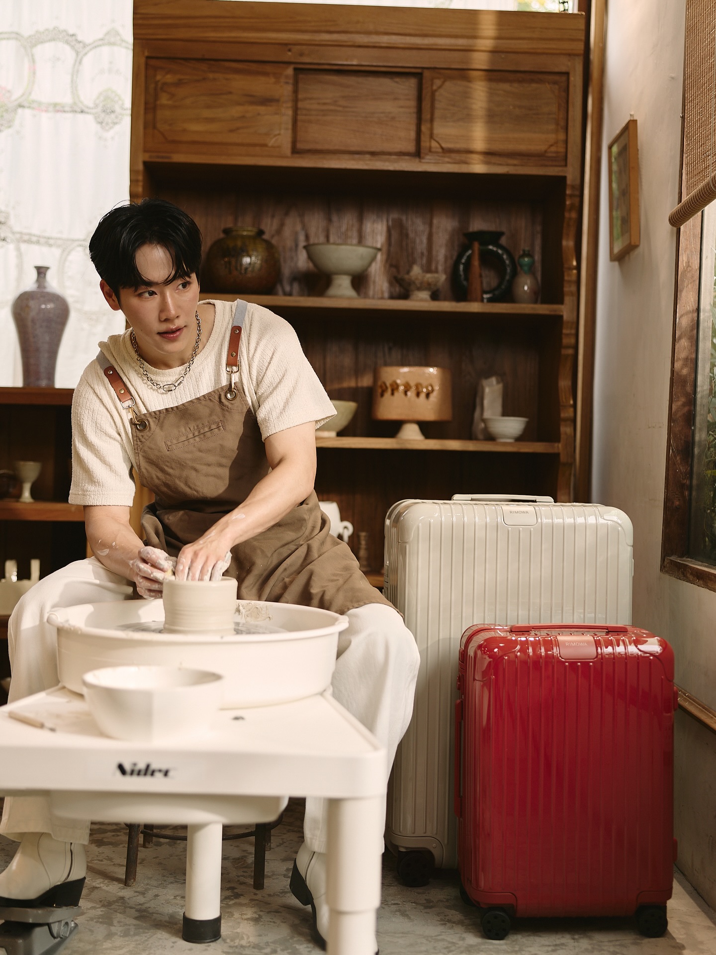 Calm, steady, and ready — Clay and Terracotta set a new tone for the season.

@RIMOWA 
#RIMOWA #RIMOWAEssential #RIMOWAColours