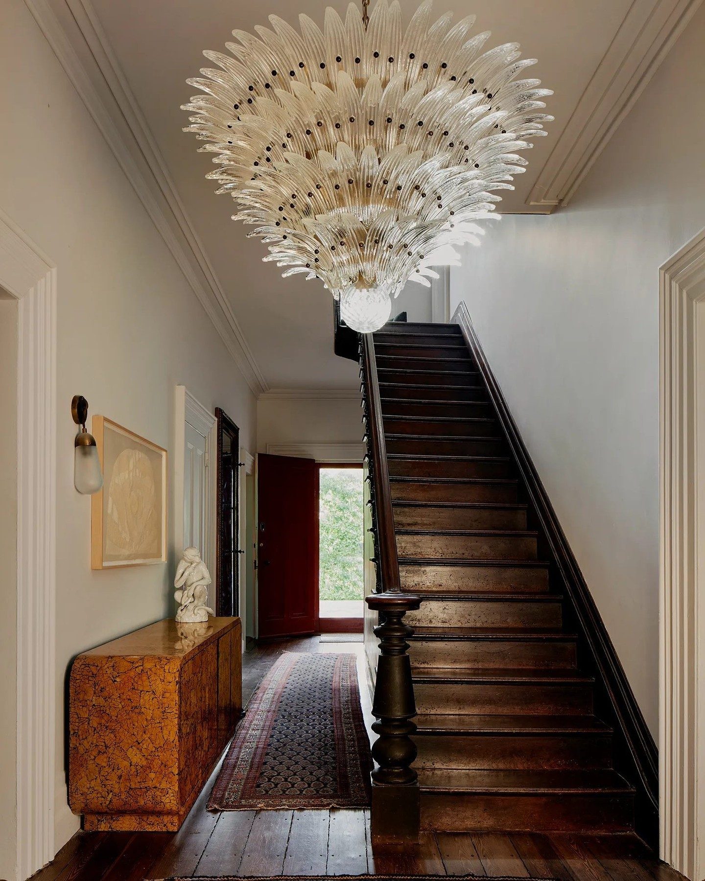 A couple missed that “prolonged-dorm-early-20s” vibe of time with friends. So they decided to recreate it, buying a Greek Revival home with plenty of room for guests set on 25 acres in Germantown, New York.

With the help of Nina Garbiras of @fignyc, they turned the property into a welcoming retreat perfect for “adult sleepovers.”

Revisit the moody and maximalist home at the link in our bio. Photography @gievesanderson; design @fignyc; words @ mclaughlinkate