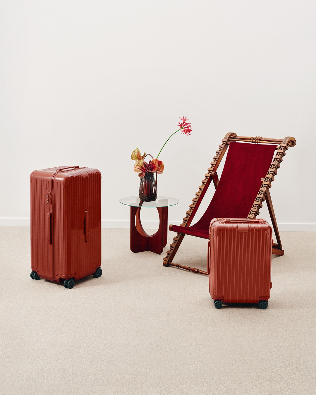 A study in texture and tone.

With harmonious hues, the new Essential collection in Terracotta and Clay is crafted from high-performance polycarbonate with a monochromatic finish and backed by lifetime guarantee. Each suitcase is made to reflect evolving moments and memories of the journey. 

Explore the seasonal line at the link in bio.

Chair by Galerie Jacques Lacoste. 

#RIMOWA #RIMOWAEssential #RIMOWAColours