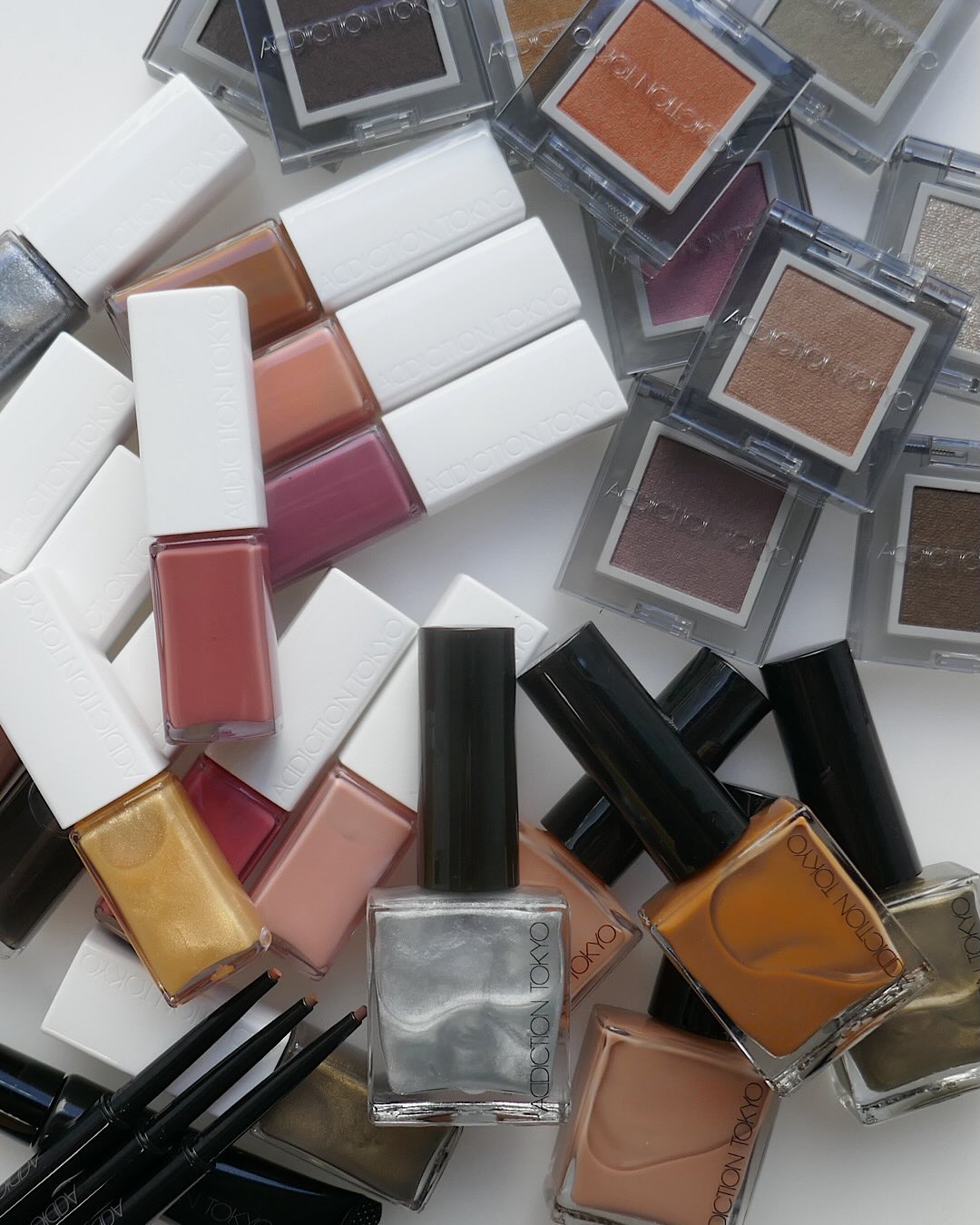 アディクションの2026年春のメイクアップコレクション「MONOCHROMATIC MIRAGE」をご紹介！
2026年の春に表現するのはモノクロマティックな揺らぎの中に浮かぶ、曖昧な美しさ。
境界線のないムードをリップグロスやアイシャドウに映し込み、ひとつの色相でまとめた、媚びないルックに仕上げます。
 
◆「アディクション ザ リップグロス」11色 ￥4,070
洗練のツヤめきと曖昧なニュアンスで自分らしさを引き立てるリップグロス。
膜厚感のあるオイルと、力を加えると粘度が下がり、力をやめると元に戻る性質のゲル化剤が唇の凹凸にフィットして、縦ジワの気にならないふっくらハリ感のある印象に仕上げながら、光の屈折率の高い成分にこだわり、透明感の高いツヤをプラスします。
全11色は単色でも、手持ちのリップのニュアンスチェンジにも楽しめ、様々な印象に。
8種の植物由来成分と、大小2種のヒアルロン酸を含む6種の保湿成分を配合し、潤い感も抜群です。
 
◆「アディクション ザ リップグロス ティント」￥4,070
唇の水分に反応して、ピンクカラーに染まるティントタイプ1色も同時発売。べたつかず、唇にすっと溶け込むようになじみ、心地よいフィット感で仕上がりをキープします。
 
「アディクション リップケース」（￥1,980）も同時発売！
 
◆「アディクション ザ シングル アイシャドウ パール」限定6色 ￥2,530
「アディクション ザ シングル アイシャドウ ネイキッドシアー」限定3色 ￥2,530
「アディクション ザ シングル アイシャドウ スパークル」限定1色 ￥2,530
※ケース別売り
洗練された光をまとい、立体感を演出するパールアイシャドウ、
揺らぐような、柔らかな影を想わせるシアーアイシャドウ、
幻想的に大小のパールが交差するスパークルアイシャドウの3種類の質感のシングルアイシャドウからそれぞれ限定色が登場。単色でも重ねても美しく仕上がります。
 
◆「アディクション ザ ジェル アイライナー」限定3色 ￥3,300
まつ毛の間や目のキワもスムースに描けるなめらかなジェルライナー。濃密な発色で目元を強調し、ウォータープルーフ＆スマッジプルーフで仕上がりをキープします。
限定色は、オレンジブラウン“101 Leather Orange”、モーヴブラウン“102 Cool Mahogany”、シナモンブラウン“103 Dark Cinnamon”の3色。
 
◆「アディクション アイブロウマスカラ カラーニュアンス」限定2色 ￥3,300
毛質や毛量の個性を受け止めてしっかり軽やかさをもたらしながら、なりたいイメージに沿って眉の表情を変えるアイブロウマスカラ。限定色は、春のルックに調和する軽やかな2色が登場します。
 
◆「アディクション ザ ネイルポリッシュ ＋」新5色（うち限定2色）12ml ￥2,420
ツヤと速乾性に優れたネイルポリッシュの新＆限定色。曖昧で洗練されたカラーバリエーションが春の指先を彩ります。
 
◆「アディクション ザ ネイル オイル セラム」7.5ml ￥2,970
べたつかず肌になじみ、手指の乾燥やささくれを防ぎながら、甘皮をやわらかくするネイル美容液。はけチューブ仕様で、爪と指の間のハイポニキウムなど細かい部分にも塗りやすく、日中のケアにもおすすめです。心をほぐしてくれるようなハーバル＆ウッディの香り付き。
 
※2026年1月9日（金）発売（一部限定）
 
oﾟo｡oﾟo｡oﾟo｡oﾟo｡oﾟoﾟo｡oﾟo
『美的』公式インスタグラム @bitekicom では新作コスメの速報情報＆全色スウォッチをどんどん公開中！
タメになる美容情報は美的.comをぜひご覧ください！
oﾟo｡oﾟo｡oﾟo｡oﾟo｡oﾟoﾟo｡oﾟo 
 
#アディクション#ADDICTION#メイク#メイクアップ#コスメ#コスメ速報#コスメレポ#新作コスメ#スウォッチ#全色スウォッチ#リップグロス#ティントリップ#アイシャドウ#単色アイシャドウ#ツヤリップ#ネイルカラー#セルフネイル#春コスメ#SPRING#JAPAN