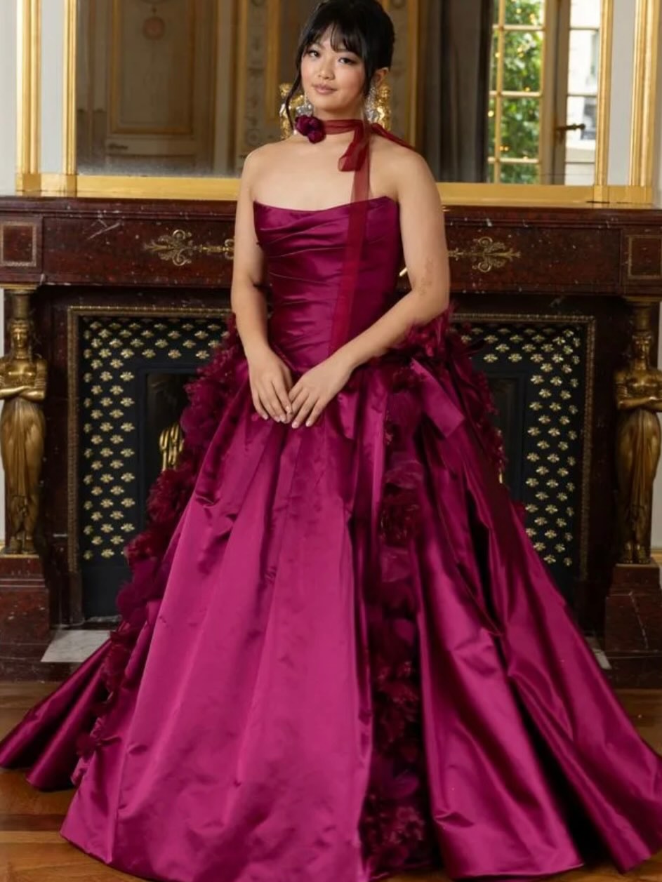 Alice Wang wore custom #VeraWangHAUTE for her debut at Le Bal des Débutantes held at the Shangri-La Hotel in Paris. 

A Claret wine Italian double face silk satin ballgown with a hand draped bodice and exaggerated arched skirt; featuring silk satin bows and cascading Italian silk satin duchesse and organza florals. 

Photo 1: Le Bal / Borde / Moreau / Bestimage 
Photo 2: Alice Wang and her mother Stella Li 
Photo by Morgan Amsellem

#VeraWang #VeraWangGang #LeBal