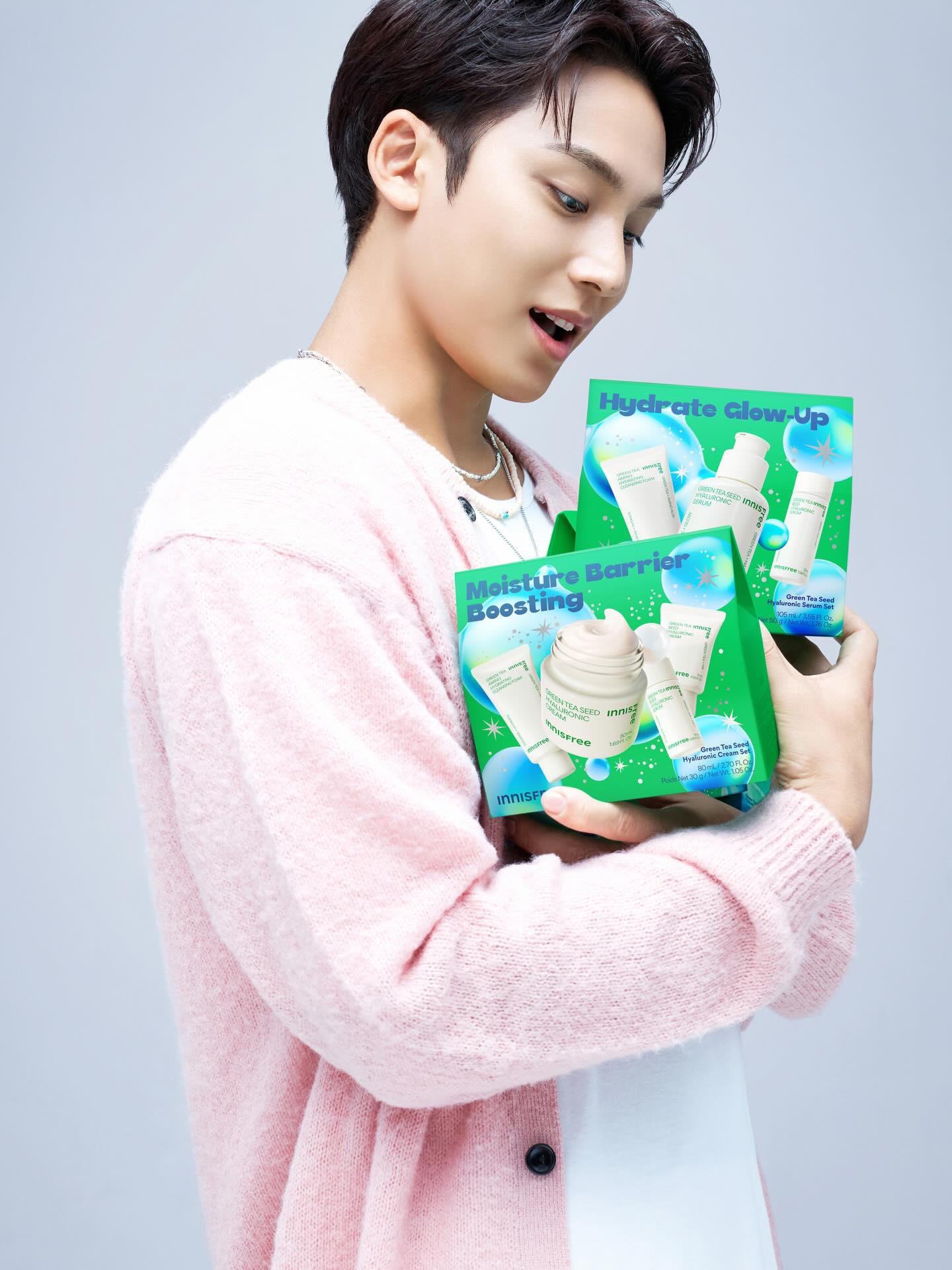 ⠀
Your Sparkling Holiday : ̗̀ ♡ˎˊ:​
┗ This season, Mingyu (@min9yu_k) brings the sparkle straight to you 🎁✨​

​Let your skin glow with festive energy​
through the Sparkling Holiday Edition. 💚​

​• ˚ ˚ 。° 。• ˚ 。° 。 • ˚ ˚ 。​
『2025 Holiday Edition Set』​

​💚 Moisture Barrier Boosting​
 — Strengthening moisture for a resilient, hydrated barrier​

​💙 Instant Radiance & Revitalization​
 — A flash of brightness and renewed vitality​

​🧡 Brightening Vitamin C Glow​
 — A clear, translucent glow for the holidays​
• ˚ ˚ 。° 。*• ˚ 。° 。* • ˚ ˚ 。​

​#INNISFREE #MINGYU #Holiday 

Your Sparkling Holiday : ̗̀ ♡ˎˊ: ​
┗ 다가올 홀리데이, 눈부신 민규(@min9yu_k)와​
함께 반짝임을 선물할게 🎁✨​

​스파클링 홀리데이 에디션으로​
피부에도 연말의 설렘을 더하세요 💚​

​• ˚ ˚ 。° 。*• ˚ 。° 。* • ˚ ˚ 。​
『2025 홀리데이 에디션 SET』​

​💚 Moisture Barrier Boosting ​
— 촘촘하게 채우는 보습 에너지​

​💙 Instant Radiance & Revitalization​
— 즉각적인 광채 & 활력 충전​

​🧡 Brightening Vitamin C Glow​
— 맑고 투명한 홀리데이 글로우​
• ˚ ˚ 。° 。*• ˚ 。° 。* • ˚ ˚ 。​

#이니스프리 #민규