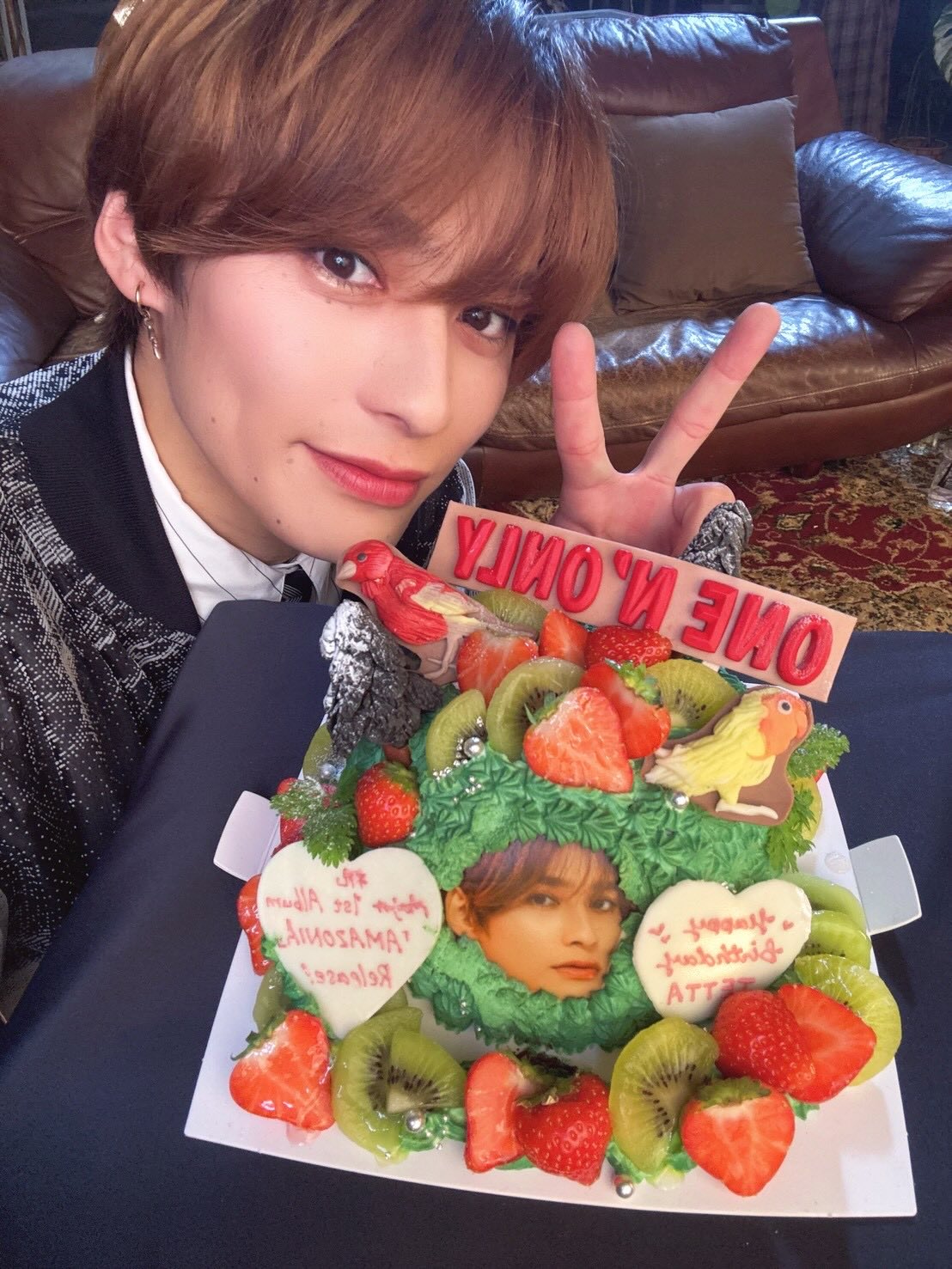 AMAZONIAリリース記念㊗️

メンバーで作詞した楽曲も入ってたり、みんなの愛がこもったアルバムができました

この作品がみんなに愛してもらえるような作品になりますように

あとケーキ少しホラー笑笑

沢山のお祝いありがとうございます☺️