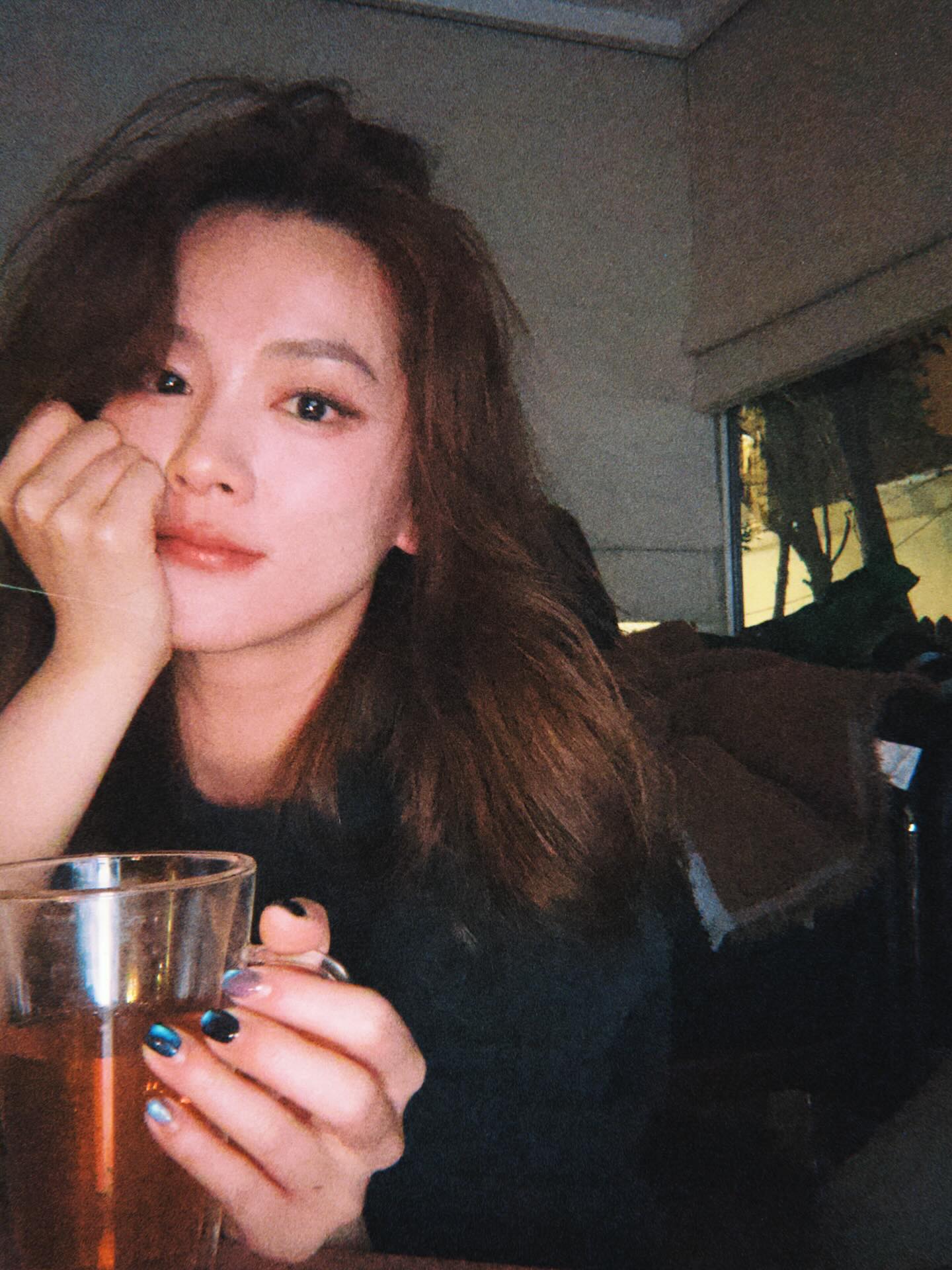 随机掉落冬日假期
请你不要害怕这一切
亲爱的春天小姐
她手里拿着浅绿色的花边伞