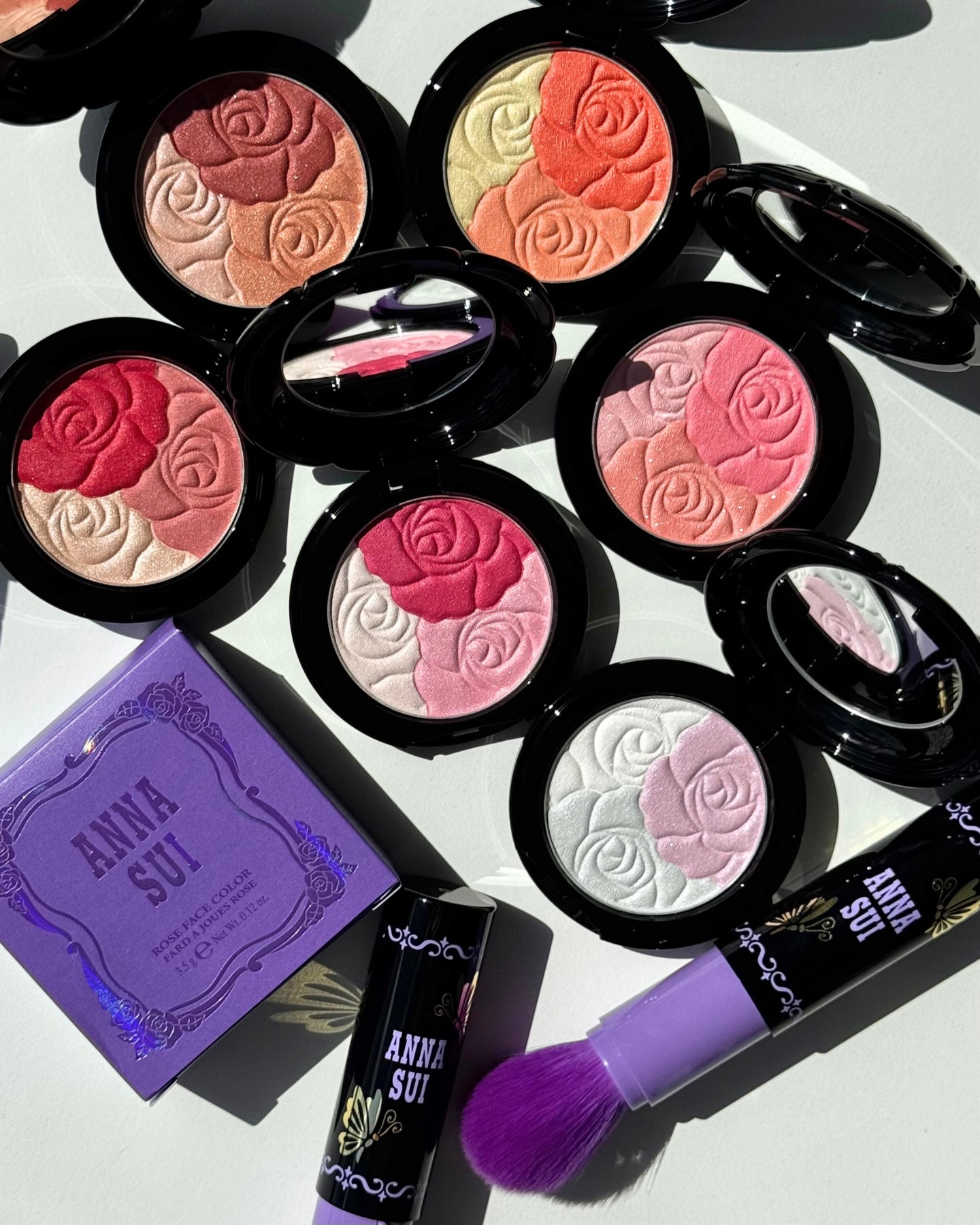 【#アナスイ】3色のバラをぎゅっと詰め込んだ、“花束”みたいなフェイスカラーが登場💐💕 1/18予約開始＆2/1発売！☃️💓

アナ スイから、3色のバラが織りなす華やかなパレットが新登場🌹✨

光を宿すハイライト、色香と血色感を添えるメインカラー、肌と溶け込むハーモニーカラーの3色構成で、春にぴったりの幸福顔に。🥰
ミックスしてふわっと血色、1色ずつ使うと表情がくるくる変わる万能パレットです🫶💕

春メイクの主役にして✨

🛍️2026年2月1日（日） 全国発売
2026年1月18日（日） 予約開始

ーーーーーーーーーーーーーーーーーーー
🌹アナ スイ ローズ ミックス フェイスカラー
全6種 各 ￥4400（税込）

全てのカラーに、光を反射させるパールをイン。
軽やかにふわりと色づく処方で、重ね付けしてもぼかしやすく、グラデーションチークも簡単👌！
余分な皮脂を吸着し、つけたてのピュアな発色が長続き。🕛✨

⚫︎01
ふわり透明感。イノセントブーケ

⚫︎02
キュートで甘いベイビーブーケ

⚫︎03
可憐で美しいランデヴーブーケ

⚫︎04
情熱を秘めたアムールブーケ

⚫︎05
チアフルでフレッシュなハニーブーケ

⚫︎06
上品でぬくもりのあるアンティークブーケ

🌹アナ スイ ポケット ブラッシュ
￥1980（税込）

バッグやポーチにもそっと忍ばせやすい、コンパクトなラウンドブラッシュも登場！ フェイスカラーと一緒にぜひ。🌈

（インスタ担当M）
ーーーーーーーーーーーーーーーーーーー
VOCEのInstagram では新作コスメ情報やメイクテク、撮影舞台裏を毎日お届け！ぜひフォロー&チェックして！！
👉@vocemagazine

#voce #vocemagazine #annasui #annasuicosmetics