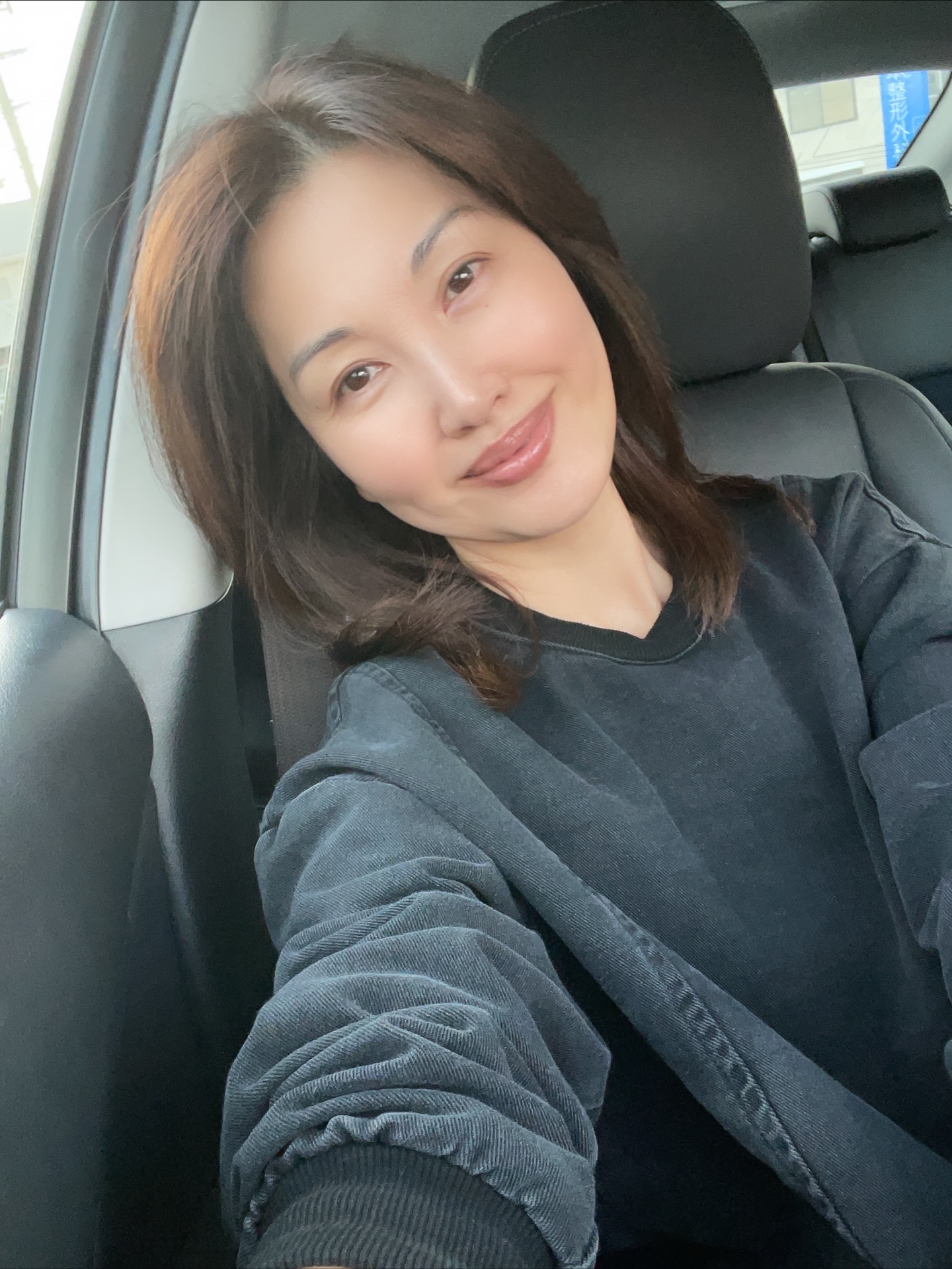 おはようございます

今週もよろしくお願いします😊
お仕事の方、気をつけて行ってね
お休みの方は充実した一日になりますように

私は昨日は美容DAY💅💆‍♀️
一日中すっぴん😅

ベビーピンクで柔らかい雰囲気にしてもらった❄️
リサちゃん、いつもありがとね🥰

バッグにつけているチャームは
@bijoux_plus_ravi さんの
ヘルメットbearチャームⅢ（Part.3）
⚾️チャーム、📸もついててめちゃくちゃワクワクする❣️
📸はフラッシュ機能まであるよ😳
プラダはそわそわ🤣
こんなに可愛くてボリュームがあるのに3000円台✨
再入荷したから今が狙い目だよ！なくなる前にぜひ！

そして我が家のプラダ🐈‍⬛ミント🐈
かわいいミント💕
でも最近とっても強いミント🐈😅
パウダールームで散々好き放題遊んで、最後はプラダに襲いかかってた🤣
その後はプラダ🐈‍⬛からじわじわ近寄りグルーミング…ちょっと噛んじゃってまた叱られてた😅
ミント姫🐈は強
見ていて飽きない🐈‍⬛🐈✨✨

いつも見ていただきありがとう
いいね、コメントありがとうございます💓
全部読んでいます

#バックチャーム #チャーム #ネイル #エステ #アラフィフ #日常 #leonails #ルリマツリ#pr