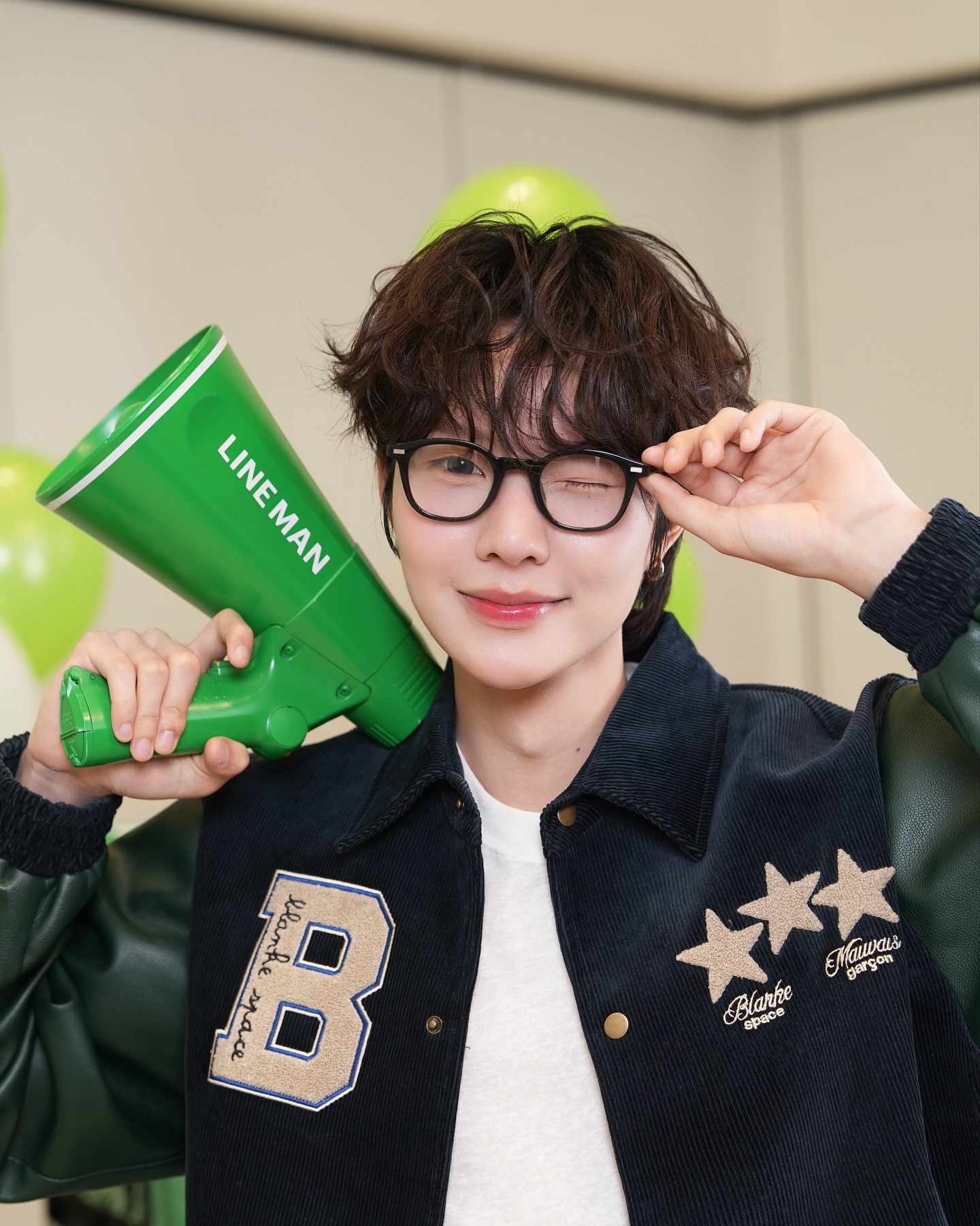 เติมปุ๋งเติมเจ๋งกับเต็มปอดมั้ยค้าบทุกคน #LINEMANถูกสุดทุกวันwithKNP 
เราสองคนขอบคุณ #LINEMAN ที่ชวนมาทำอะไรสนุกๆ และขอบคุณแฟนคลับหน้างานและทางบ้านที่ซัพพอร์ตเเราสองคนด้วยน้า
ถึงจะเป็นงานเช้าแต่ทุกคนใจสู้มาก ด้อมนี้สุดยอดจริง 🥰

💚 ที่สำคัญ #LINEMANถูกสุดทุกวันGrandSale ลด เล่น ใหญ่มาก!

📌 ใส่โค้ด LINEMAN ลดสูงสุด 50%* ไม่มีขั้นต่ำ
🔒 ดีลล็อกราคา เมนูเริ่มต้น 1.-* ซื้อไว้ ใช้เมื่อไหร่ก็ได้
⚡Flash Deal เมนูลด 40%* ทุกบ่าย ทุกเย็น
🛵 ส่งฟรี 0 บาท*
🔥 LINE MAN VIP ลดชัวร์ทุกร้าน พิเศษ! สมัครสมาชิกเพียง 4.-/เดือน (ราคาเฉลี่ยเมื่อซื้อรายปี 49.-)
💥 จ่าย LINE Pay เปย์ค่าส่ง ลดสูงสุด 30.-*

💚 ฝาก #LINEMANเบอร์1คนละครึ่ง ไว้ด้วยนะทุกคน
มาใช้สิทธิคนละครึ่ง พลัส กับ #LINEMAN ได้ทุกมื้อ คุ้มสุดต้องที่ไลน์แมนแอปเดียวเท่านั้นครับ
.
*เงื่อนไขเป็นไปตามที่บริษัทฯ กำหนด

#LINEMAN #LINEMANWongnaiUsersChoice #LINEMANถูกสุดทุกวัน