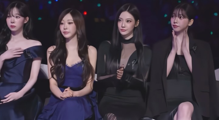 aespa accepting their Fan’s Choice Award at MAMA Awards 2025 today 🤍