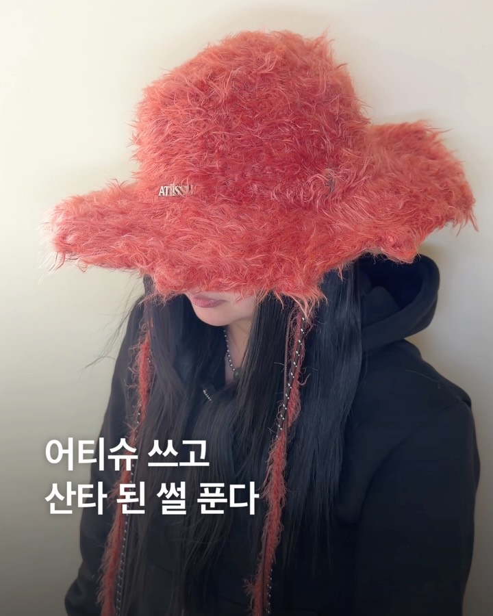 어티슈 산타 오늘 왔다 감.❄️ 어티슈(@atiissu)의 스노우 컬렉션을 <아이즈매거진>이 먼저 써봤습니다. 해당 컬렉션은 캡, 비니, 버킷 햇을 포함한 18개 디자인을 다양한 소재와 컬러웨이로 선보이며, 총 42개 제품으로 구성되었는데요.✨ 이번 컬렉션은 오는 12일부터 어티슈 온라인과 오프라인 스토어에서 만나볼 수 있습니다. 🎥 아이즈매거진