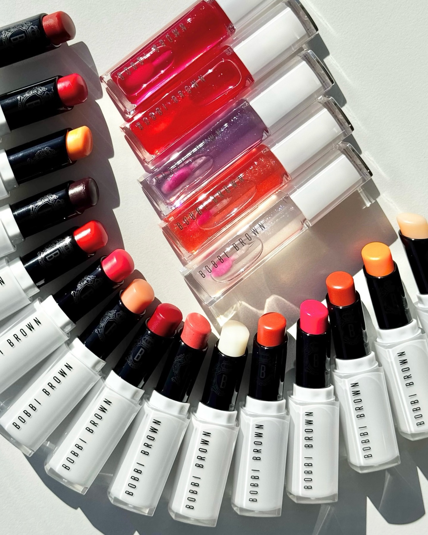 【#ボビイブラウン】「エクストラ リップ ティント」がパワーアップ👏！ さらにミラーのようなツヤと輝きを宿す新リップオイルも✨🍒　1/23発売♥️

シアーなツヤ発色で、ふっくら滑らかな唇をメイクするボビイ ブラウンの「エクストラ リップ ティント」が、スキンケア効果＆カラー展開をアップデートしてリニューアル😊💄！

新フォーミュラは84％がスキンケア成分で構成され、これまで以上にしっとり。潤いを感じながら、唇本来の血色感を自然に引き出してくれます☺️pHに反応して発色が変化する多彩な15色が、唇を彩ります💋

そして今回、新作のリップオイルも登場❣️
みずみずしい輝きとスーッとした清涼感をプラスする、透明感たっぷりの5色がお目見え。単品使いはもちろん、お気に入りのリップに重ねれば、ツヤとボリュームをひと塗りでプラスできます👌♪

写真を参考に、気になるカラーを見つけてみて❤️‍🔥

🛍️2026年1月23日（金）全国発売

ーーーーーーーーーーーーーーーーーーー
💋ボビイ ブラウン エクストラ リップ ティンテッド バーム
全15色 各 ￥5060（税込）

唇を保護＆ケアするセラミドや、オリーブオイル・アボカドオイルなど植物由来のエモリエントオイルを高配合し、長時間潤いをキープ。🥑✨
シアーでほのかに色づく発色だから、リップ下地や艶出し、チークにも使えるマルチユース設計。

⚫︎213 ベアピンク
⚫︎211 べアメロン
⚫︎212 ベアパンチ
⚫︎210 ベアヌード
⚫︎201 ベアラズベリー
⚫︎200 ベアブラックベリー
⚫︎204 ベアクラレット
⚫︎206 ベアブルーム
⚫︎202 べアチェリー
⚫︎203 ベアポメグラネート
⚫︎209 ベアブロッサム
⚫︎208 ベアロータス
⚫︎207 ベアピオニー
⚫︎205 ベアタンジェリン
⚫︎214 ベア

💋ボビイ ブラウン エクストラ ブラッシング リップ オイル
全5色 各 ￥5060（税込）

植物由来のオイルを配合した保湿成分が、唇をやさしく包み込み、うるおいをみずみずしくキープ。🩵　微細なパールが立体感をプラスし、ふっくらとボリュームのある仕上がりに💕😉
唇のpHに反応し、一人ひとりの唇の色に合った自然で優しい色づき。

⚫︎752 ベアピンク
⚫︎750 ベアライラック
⚫︎756 ベアピーチ
⚫︎761 ベアチェリー
⚫︎757 ベアラズベリー

（インスタ担当M）
ーーーーーーーーーーーーーーーーーーー
VOCEのInstagram では新作コスメ情報やメイクテク、撮影舞台裏を毎日お届け！ぜひフォロー&チェックして！！
👉@vocemagazine

#voce #vocemagazine #bobbibrown #新作リップ