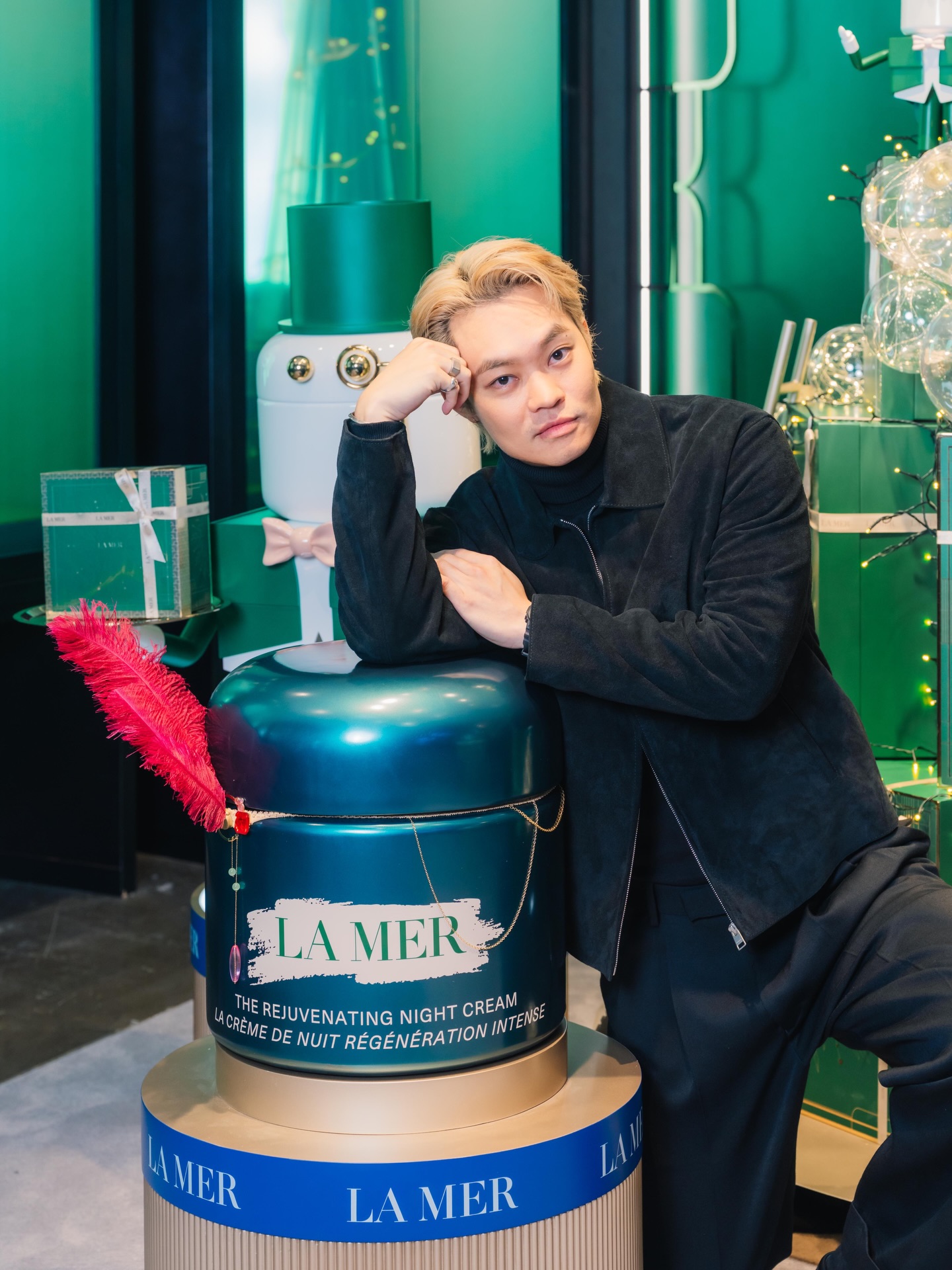 隨住年尾臨近，我更加重視護膚嘅穩定感，想以最佳狀態迎接新一年。最近喺 Maison de la Mer 期間限定店，發現 La Mer 節日限定套裝，簡直係忙碌生活中維持保養節奏嘅完美選擇，讓肌膚在冬季依然保持水潤修護。

現場仲有用經典禮盒裝飾而成嘅巨型聖誕樹同La Mer禮物專員，打卡必備！仲有機會親手製作精美嘅聖誕花環，成個體驗都充滿節日儀式感！你地都快啲嚟為摯愛挑選心意禮物。

Maison de la Mer期間限定店
即日至12月22日
1881 Heritage (Shop 16&17A)

@lamerhkofficial #MaisondelaMer #LaMerHoliday #LoveLaMer #LaMerHK