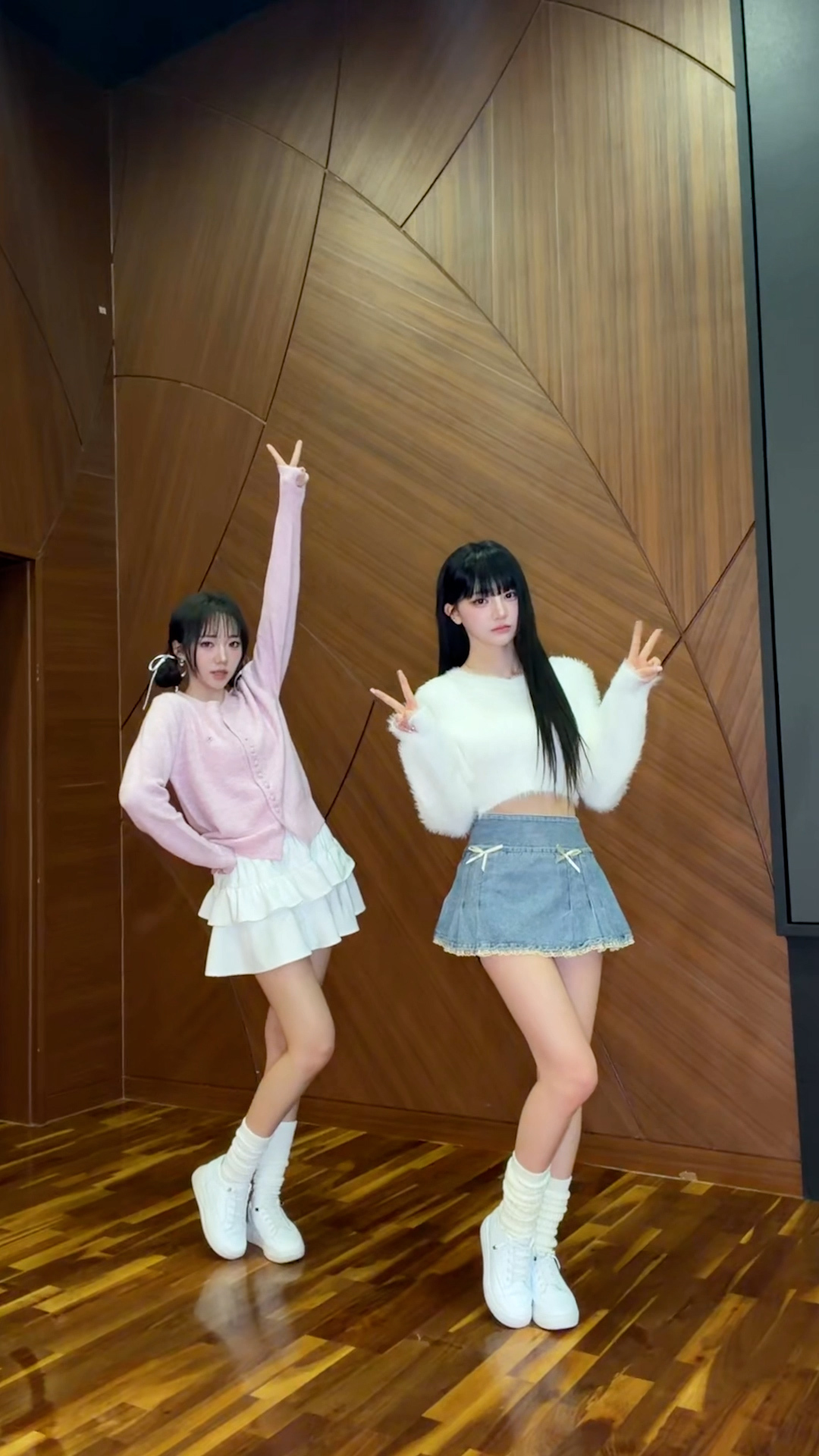 Na Na Na Na (우린 우주 최강 미소녀 시온 연지야🎀🩷)

#tripleS #트리플에스 #トリプルS
#トリプルエス #トエス
#tripleS_msnz #Beyond_Beauty
#YeonJi #연지 #ヨンジ
#ShiOn #시온 #シオン