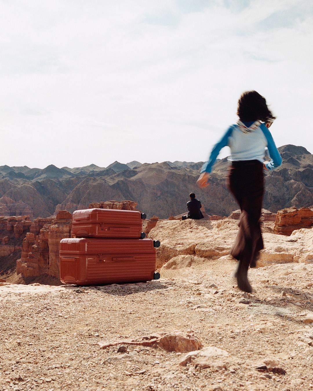 Blend with the elements.

Colours inspired by the earth, the RIMOWA Essential suitcases in Terracotta and Clay evoke the rich textures of sun-baked landscapes – backed by a lifetime guarantee.

Discover the seasonal hues at the link in bio. 

#RIMOWA #RIMOWAEssential #RIMOWAColours