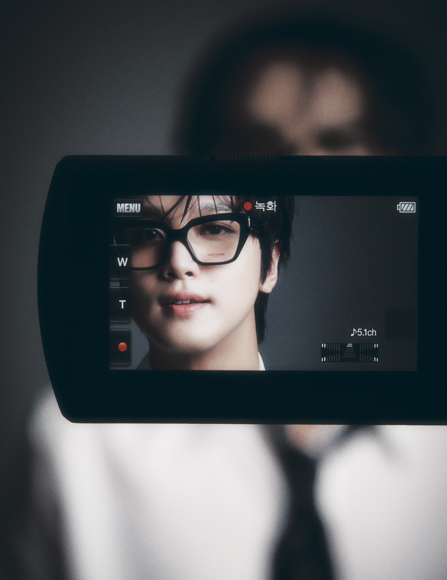 해찬이를, 동혁이를

@haechanahceah
@nct

옅은 웃음과 답을 고민하는 눈빛이 아른거린다. 매혹적인 심해에서도 스스로를 지킬 수 있는 사람. 우리가 더 끌리는 논변은 아마도 동혁이가 해찬이를, 해찬이가 동혁이를, 서로를 사랑한다는 것이다.

A faint smile and eyes that seem to be pondering the answer linger in my mind. Someone who can protect themselves even in the mesmerizing depths of the ocean. Perhaps the argument that draws us the most is that Donghyuck loves Haechan, and Haechan loves Donghyuck in return.

text KEEM HYOBEEN(MEG)
fashion PARK JUNGAH 
photography LEE JUNKYOUNG 
art KIM SEONGJAE (WISH)
hair HAN SONGHEE at BIT & BOOT 
makeup AHN SEONGEUN at BIT & BOOT 
assistant LEE YUNSEUNG

#해찬 #HAECHAN

Discover more in <DAZED> KOREA DECEMBER 2025 issue.