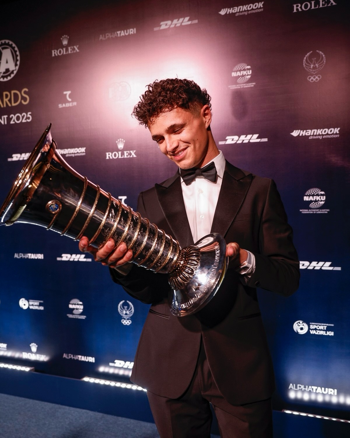Our champ collecting his award at the @fia.official Prize Giving 🏆🧡

#McLaren