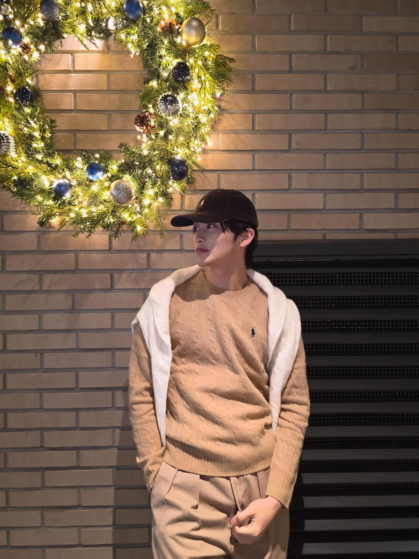 ‘Tis the season for sweater weather. Embrace the holidays in the iconic #RLCableKnit @poloralphlauren #PoloRalphLauren #폴로랄프로렌 🎄❄️