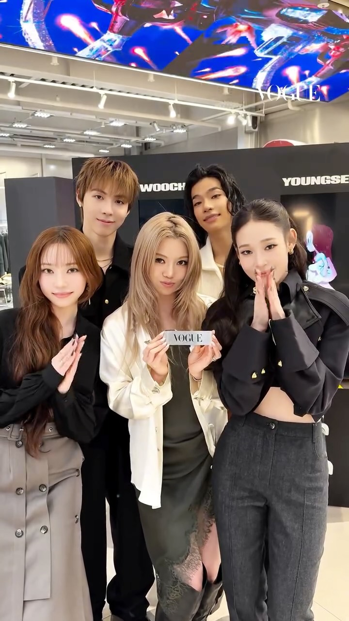 #VogueView
Look at me!

올데이 프로젝트가 오늘 첫 EP를 발매했습니다. 이를 기념해 성수동 에스팩토리에서 팝업도 열렸죠. 현장에는 멤버들이 방문해 <보그>에 타이틀곡 ‘Look at me’의 포인트 안무와 하이라이트 한 소절을 공개했습니다. 지금 영상에서 만나보세요.

edit CHO YOUNGKYOUNG
-
@allday_project #alldayproject #올데이프로젝트