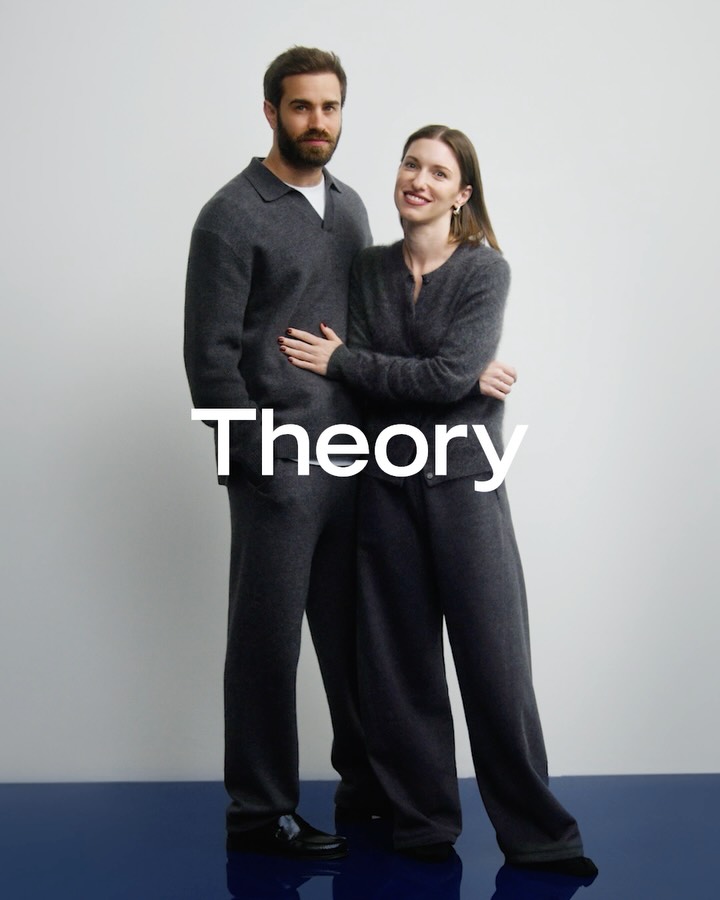 #광고
뉴욕의 시선으로 완성된 Theory Holiday. 크리에이터 부부 로라 라일리(@laurareilly___)와 니르 사리그(@nir_sarig)가 서로를 위해 선택한 아이템은 무엇일까요? 두 사람이 고른 기프트 셀렉션을 따라가다 보면 뉴욕의 감각과 띠어리의 정수가 자연스럽게 겹쳐집니다. 홀리데이 아이템은 띠어리 오프라인 매장과 온라인 SSF Shop에서 만나보실 수 있습니다.

@theory__ @theory_seoul_hannam #Theory #띠어리