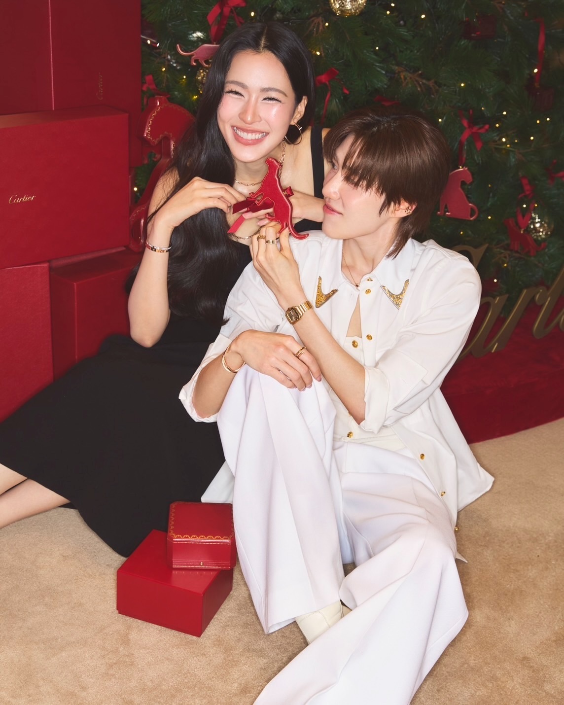 鄺玲玲 @linglingkwong 與 PP Krit @pp.kritt 一同出演 @Cartier 聖誕廣告大片，兩人在普天同慶的節日下被品牌經典的紅盒包圍，彷彿置身於一個由紅色魔法構成的綺麗夢境，身上亮麗的首飾對佳節最美妙的詮釋！

@linglingkwong and @pp.kritt co-starred in Cartier’s Christmas advertising campaign. Surrounded by the brand’s classic red boxes amidst the festive season, the two seemed to be in a beautiful dreamscape made of red magic, with their dazzling jewelry perfectly complementing the holiday spirit!

Credit @Cartier 

👉🏻follow us @ellehongkong #elleceleb #ellefashion #cartier