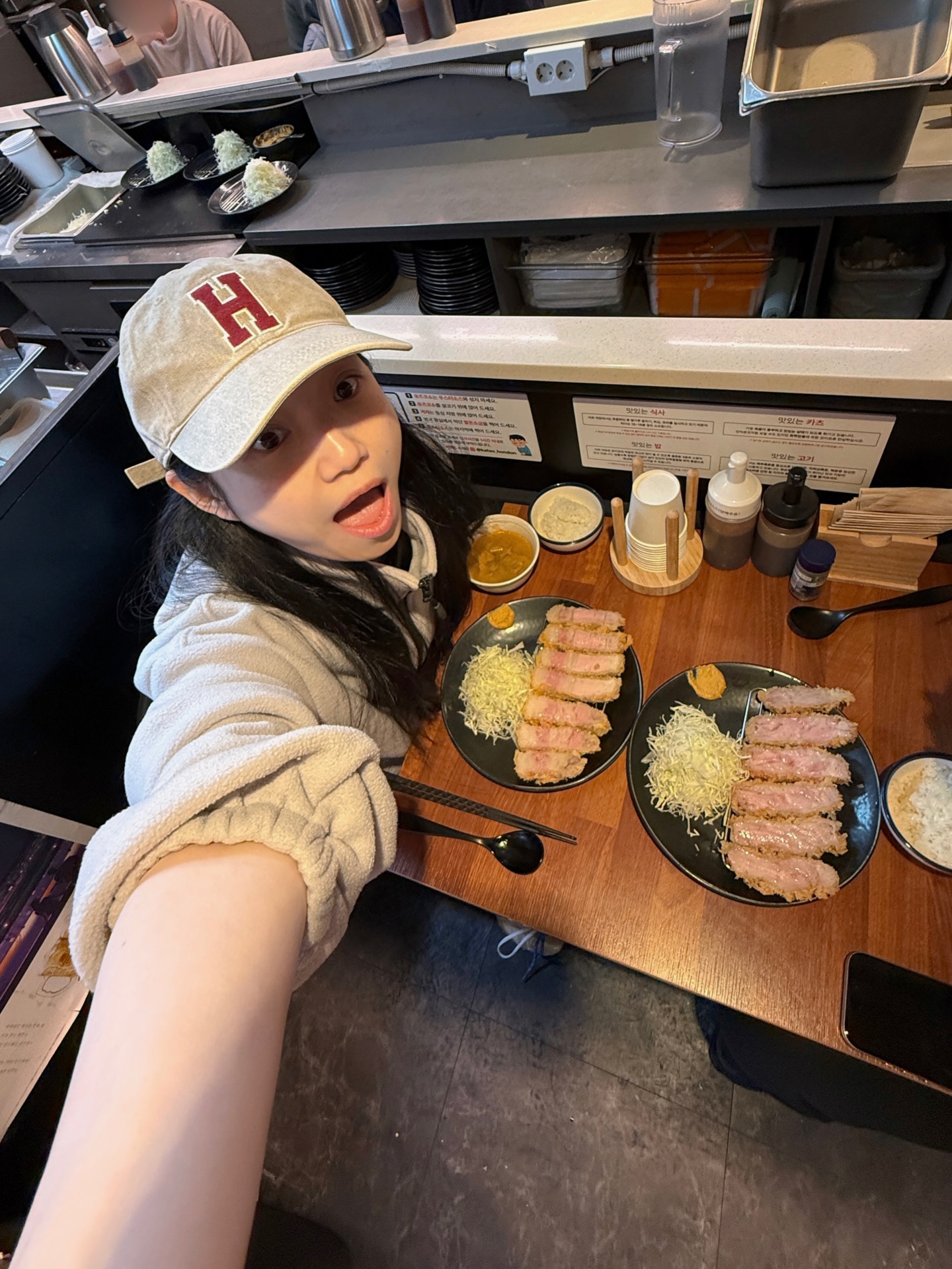 우리 쀼 동네 #또간집 🏠 오빠 단골집 이제 내가 먼저 가자고 조르기에 이르러.. 오늘도 역시 잘 먹고 드르간다 🍻✨#꽈찌쮸냠냠로드

🍱혼돈
- 서울특별시 강남구 언주로115길 15

일단 모든 등심 메뉴 사랑이구요 (뼈등심 아이시떼루요)
쫀득한 식감에 기름 좋아하시는 분들는 항정 돈까스 추천드려요 ✨🥩

느끼한거 잘드시믄 무조껀 등심 🫶🏻 진짜 쫀득 기름 좌르르르
저 세상 식감의 폭신하고 보드라운 고기 드시고프다면 안심!