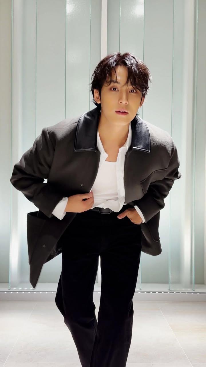 A @min9yu_k try-on haul at Calvin Klein Tokyo. ​
​
Warming up in three outerwear styles. Which look would you leave with?