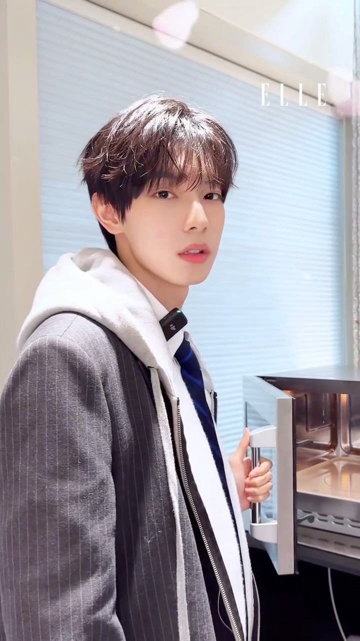 전설의 ’회색 후드 걔‘를 소환했습니다. <보이즈 2 플래닛> 첫 화에 등장하자마자 설레는 비주얼로 눈도장을 찍더니, 어느 덧 데뷔곡 ’UxYOUxU‘로 팬들을 향한 마음을 표현하는 솔로 아티스트로 성장했더군요. 데뷔 초라는 말이 무색할 만큼 최립우는 이토록 다채롭습니다. 앞으로 최립우가 보여줄 20040102가지의 모습 중 일부를 엘르가 꺼내봤어요.

『 당신의 최립우에게 투표ㅎr세요♡』 
@cliyu_official @fredr1ck._choi 

Digital Editor 김동휘
Assistant 이채은