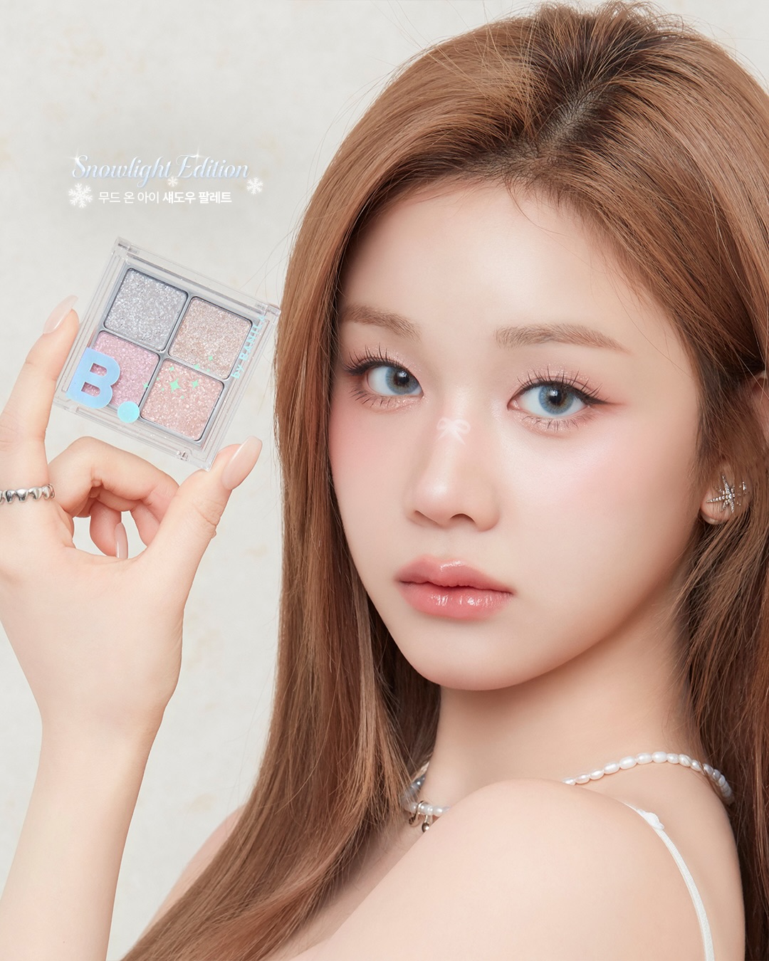스노우의 반짝임이 글로우로 녹아든
Snowlight Edition Glitter Palette❄️🤍

눈부신 글리터의 4컬러로
데일리부터 홀리데이 룩까지 완성하세요✨

무드 온 아이 팔레트 10호 페어리 마인드를
네이버에서 가장 먼저 확인해보세요!

-

The glow of snow meets the sparkle of glitter ❄️🤍

BANILA CO Snowlight Edition Glitter Palette
Four radiant glitter shades
for daily looks to full holiday glam ✨

Check out the Mood On Eye Palette #10 Fairy Mind
first on NAVER!

#베이비몬스터 #파리타 #BABYMONSTER #PHARITA 
#바닐라코 #스노우라이트 #스노우라이트에디션 #글리터 #섀도우팔레트 
#겨울에디션 #홀리데이에디션 #홀리데이메이크업 #Glitter #Shadow 
#BANILACO #Snowlight #SnowlightEdition #WhiteCushion 
#WinterEdition #Holiday #HolidayEdition #Hoildaymakeup