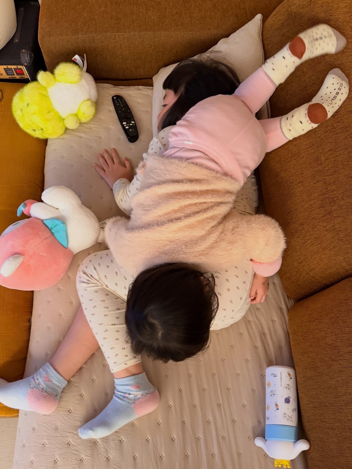 生離死別全都是生命中的一部份
或許我們每個人都需要在悲傷無奈中成長
可能這就是人生吧! 
就好像我常常跟我女兒說, 其實從錯誤中我們才會學得更多…
原來, 無常才是人生的恆常
可是我們太習慣計劃, 
以為我們永遠可以按照計劃生活, 
又總以為我們還有很多個明天, 
卻又喜歡回望過去, 後悔當初, 擔心未來.
學會珍惜每一個當下,
因為只有當下才是最真實的存在 
但願在必須前行的路上, 
我們能繼續成為溫柔的陪伴.
在恰當之時能帶上溫暖和片刻喘息的空間.
這座城市正在療傷,
希望受影響的每一個人, 
大家都能好好互相守望, 並肩渡過這個艱難的日子. 
難過,但要相信始終會過.
就讓時間把刺痛的傷口慢慢撫平吧!

願亡者離苦得樂,生者早日走出陰霾, 重拾生活的勇氣! 
但願在這段黑暗艱難的日子裏,
我們都能夠成為彼此的光, 互相照亮🍀

最後想隔空抱抱每位難過的您,溫暖彼此.
大家都要好好振作, 活在當下, 且行且珍惜❤️