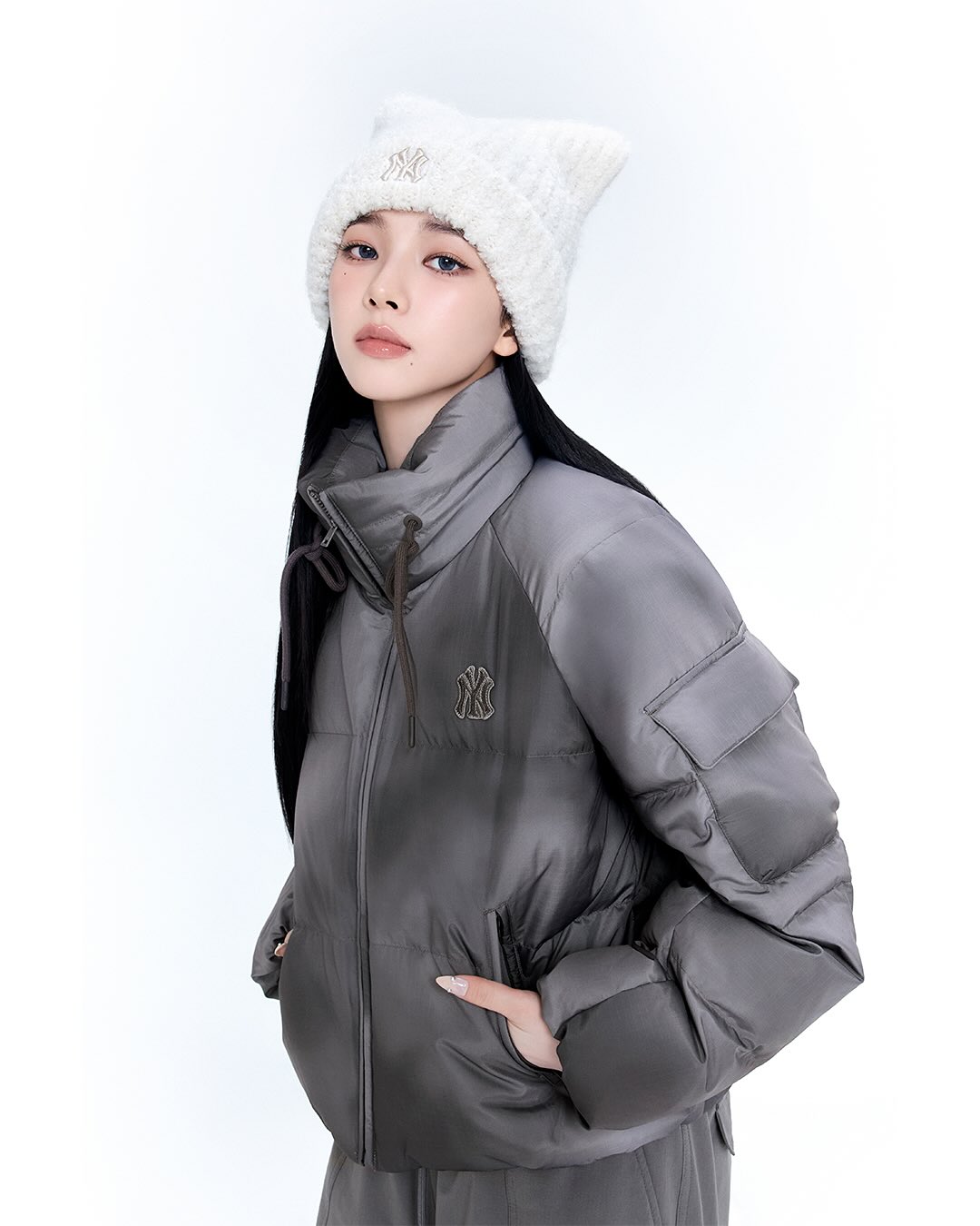 KARINA, Curve the Winter.
 
겨울에도 드러나는 카리나만의 커브, MLB 커브패딩스타일.
크롭패딩부터 롱패딩까지,
카리나가 선택한 MLB WINTER STYLE을 함께 만나보세요.