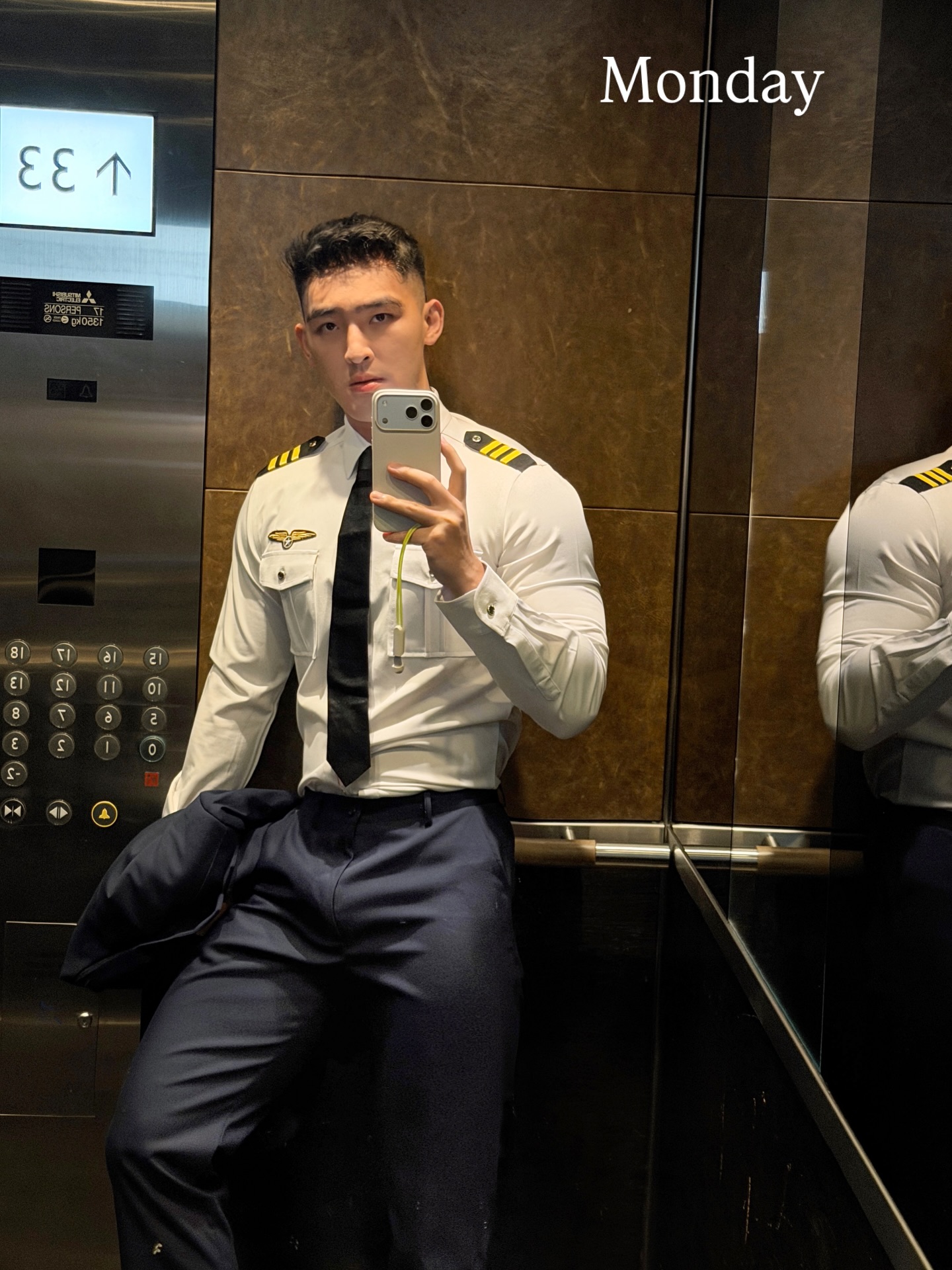 Which neighbor is your fav？ 👔🤳🛗

#ootd