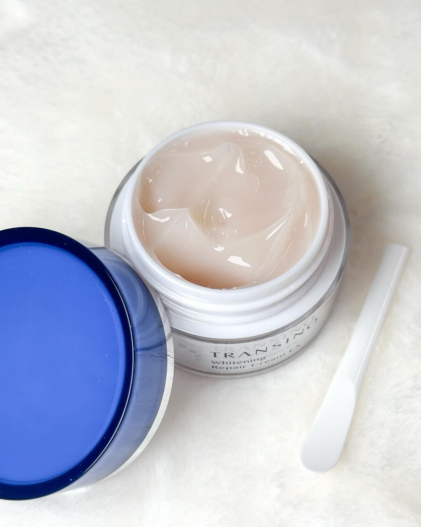 【#トランシーノ】

まるで“塗る美白マスク”。

おやすみ前のケアに！
ぷるぷるのジェル状クリームがとろけながら肌に密着し、一晩中肌を包み込んでくれる✨

美白有効成分「トラネキサム酸」、肌荒れ防止有効成分「グリチルリチン酸2Ｋ」配合。紫外線ダメージを根本からケア。
さらに、「黄ぐすみ感着目成分※」配合で、年齢とともに気になる黄ぐすみ感もケアしてくれます👏

夜の使用はもちろん、ベタつかないジェル状クリームだから朝も使えます☀

ぜひ試してみて！

美白：メラニンの生成を抑え、シミ・そばかすを防ぐ
※ ルイボスエキス（アスパラサスリネアリスエキス)（保湿）

ーーーーーーーー
🤍 トランシーノ® 薬用ホワイトニングリペアクリームEX【医薬部外品】
（販売名：DSホワイトNクリームa）
35g ¥4400（税込・編集部調べ）
ーーーーーーーー

トランシーノ様のご提供のもと、実施しております。

（インスタ担当Y）
－－－－－－－－－－－－－－－－－－－－
VOCEのInstagramでは新作コスメ情報やメイクテク、撮影舞台裏を毎日お届け！⠀
ぜひフォロー&チェックして！！⠀

👉 @vocemagazine
#voce #vocemagazine #美白ケア #スキンケア