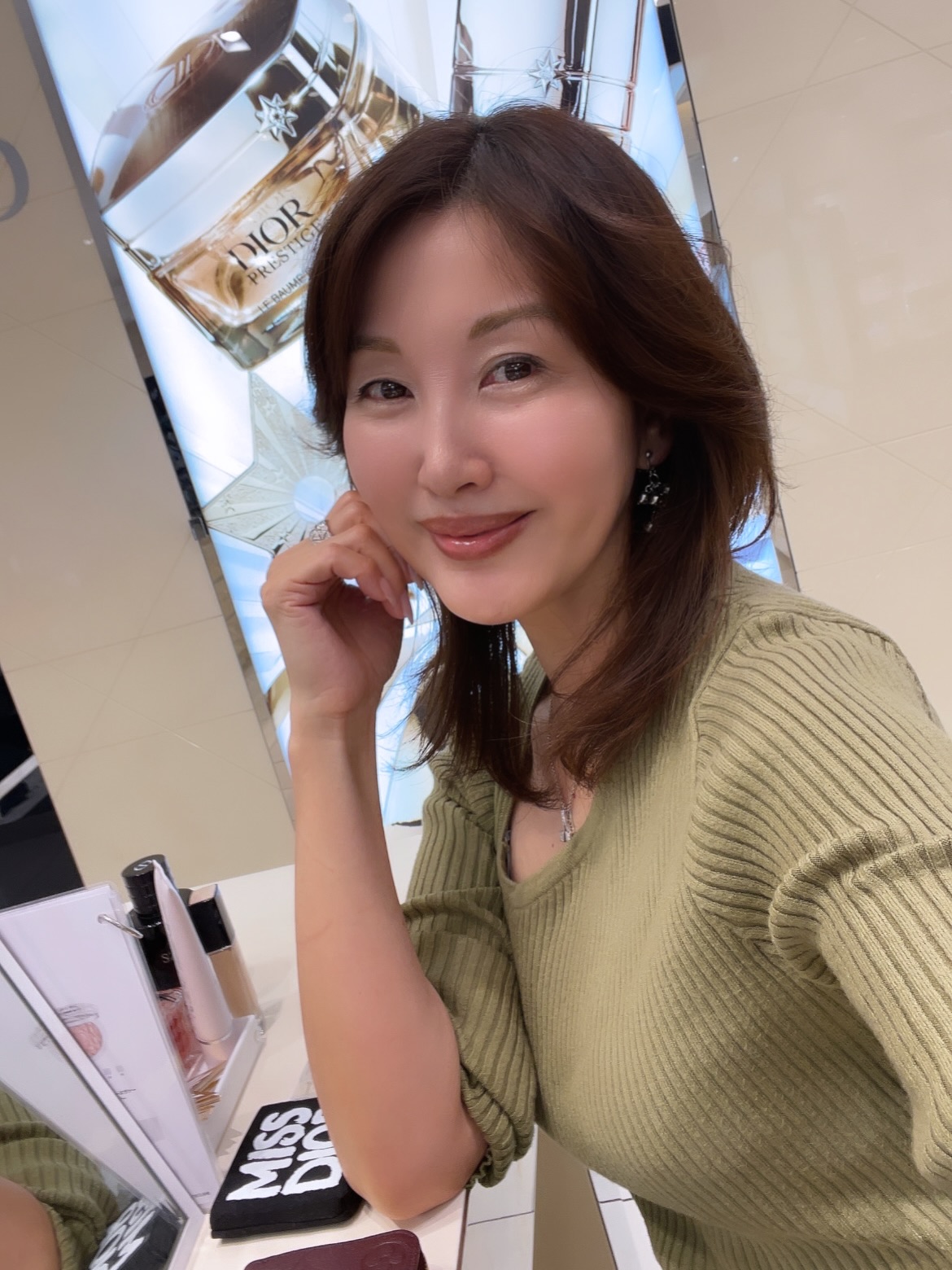 こんばんは🌟

今週もお疲れさまでした
帰宅中の方は気をつけて🏠帰ってね

今日はDIORへ行ってきた！
限定のディオール ホリデー オファーと息子達への🎄🎁が目的✨
店頭での限定商品は完売だった🥺からオンライン
みなさん早めをおすすめします🥺
息子達にはメンズが持ってもオシャレなケースのリップを購入🎁ai.suリップはDIOR一筋💕
今日は初グリーンアイシャドウメイクをしてもらったよ💚
欲しい🥺✨アディクト１００番💄も良かった🥺
あ〜購入検討する〜💕
購入特典ミニリップもらってテンション⤴️⤴️
あとねソバージュにミスDIORを混ぜてつけるといい香り
早速してみる😍
ショップ袋も可愛すぎる🎄✨

プラダ🐈‍⬛ミント🐈のチョーカーも届いた〜✨✨✨
かわいい😍💕

@n.homies.pets 

いつもありがとうございます♪

🐈‍⬛🐈お揃い🖤❤️
ミント🐈チョーカーアンケートに答えていただいた皆さま本当にありがとうございます😊

違うデザイン🎀で💚💛🧡もオーダー

とってもかわいい💕

本当にかわいいチョーカーだから皆さまのわんちゃん、ねこちゃんにもおすすめします！

青森？山形？の🍎をいただ来ました
いつもありがとうございます😊

いつも見ていただきありがとうございます😊
いいね、コメントありがとうございます💝

#ペット #ペットチョーカー #dior #クリスマスコフレ #リップバーム #メンズリップ