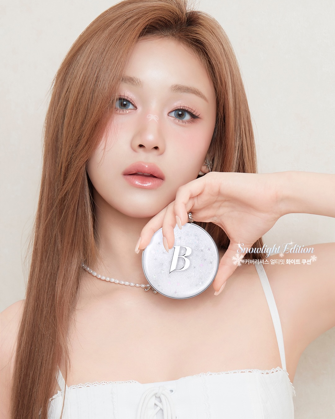 한 번의 터치로 쿨하고 깨끗하게,

화이트쿠션이 눈빛을 담은
Snowlight 에디션 케이스로 돌아왔어요🤍

더 맑고 더 화사한 겨울 베이스,
지금 네이버 선론칭에서 확인하세요! ⛄️

-

One touch = cool, clean, winter-bright ❄️

White Cushion returns in a Snowlight Edition case
inspired by icy light and snowy clarity 🤍

Check it out now on NAVER Early Launch ⛄️

#베이비몬스터 #파리타 #BABYMONSTER #PHARITA 
#바닐라코 #스노우라이트 #스노우라이트에디션 #화이트쿠션 
#겨울에디션 #홀리데이에디션 #홀리데이메이크업 
#BANILACO #Snowlight #SnowlightEdition #WhiteCushion 
#WinterEdition #Holiday #HolidayEdition #Hoildaymakeup