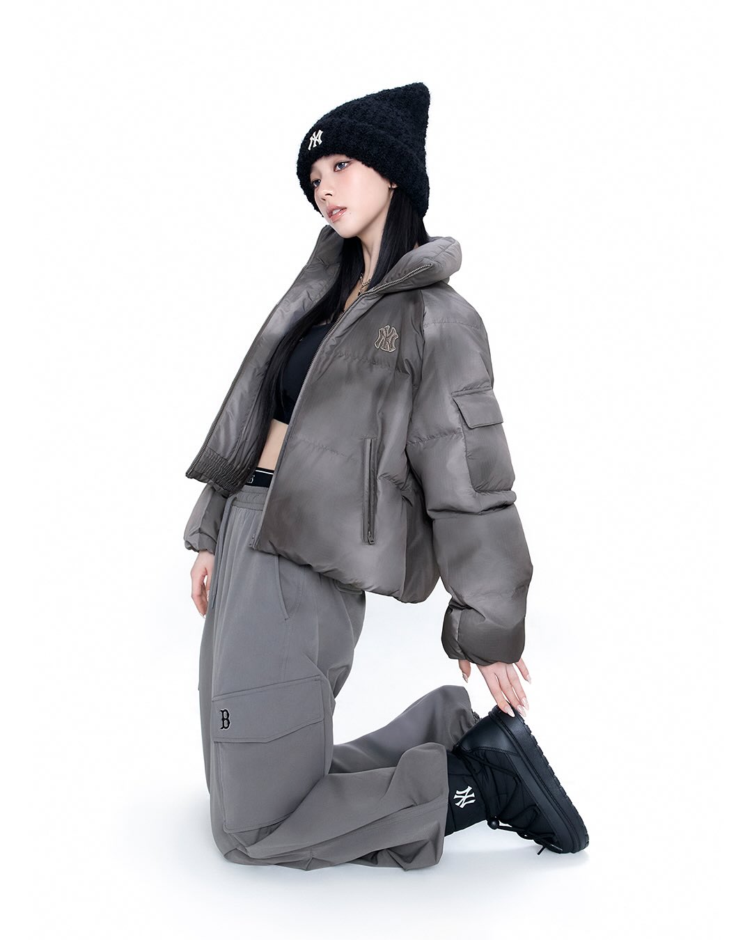 KARINA, Curve the Winter.
 
겨울에도 드러나는 카리나만의 커브, MLB 커브패딩스타일.
크롭패딩부터 롱패딩까지,
카리나가 선택한 MLB WINTER STYLE을 함께 만나보세요.