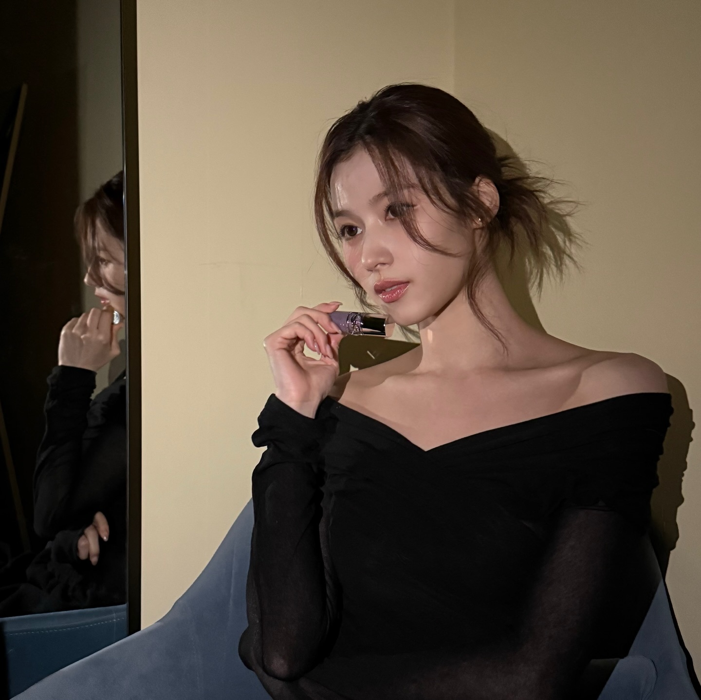 心を込めて書いたメッセージカードと、限定リボンでギフトラッピングしたYSLのアイテムを大切な人へ🎄✨

YSLラブシャイン シリーズは使い心地もとても良く、誰にでも似合う人気カラーがそろっているのでギフトにぴったり。
ダイヤモンドみたいなきらめきが可愛い「クチュール ミニ クラッチ」も、定番のブラウンならみんなに喜んでもらえそう☺️

そして今回は特別に…！
今月24日先行発売の #お砂糖ラメ が可愛い新作も、私が選んだギフトにこっそり忍ばせてみました🤫💟

@yslbeauty 
#yslbeauty
#イヴサンローラン
#メイクアップ
#YSLノエル
#ホリデーコレクション
#ホリデーギフト