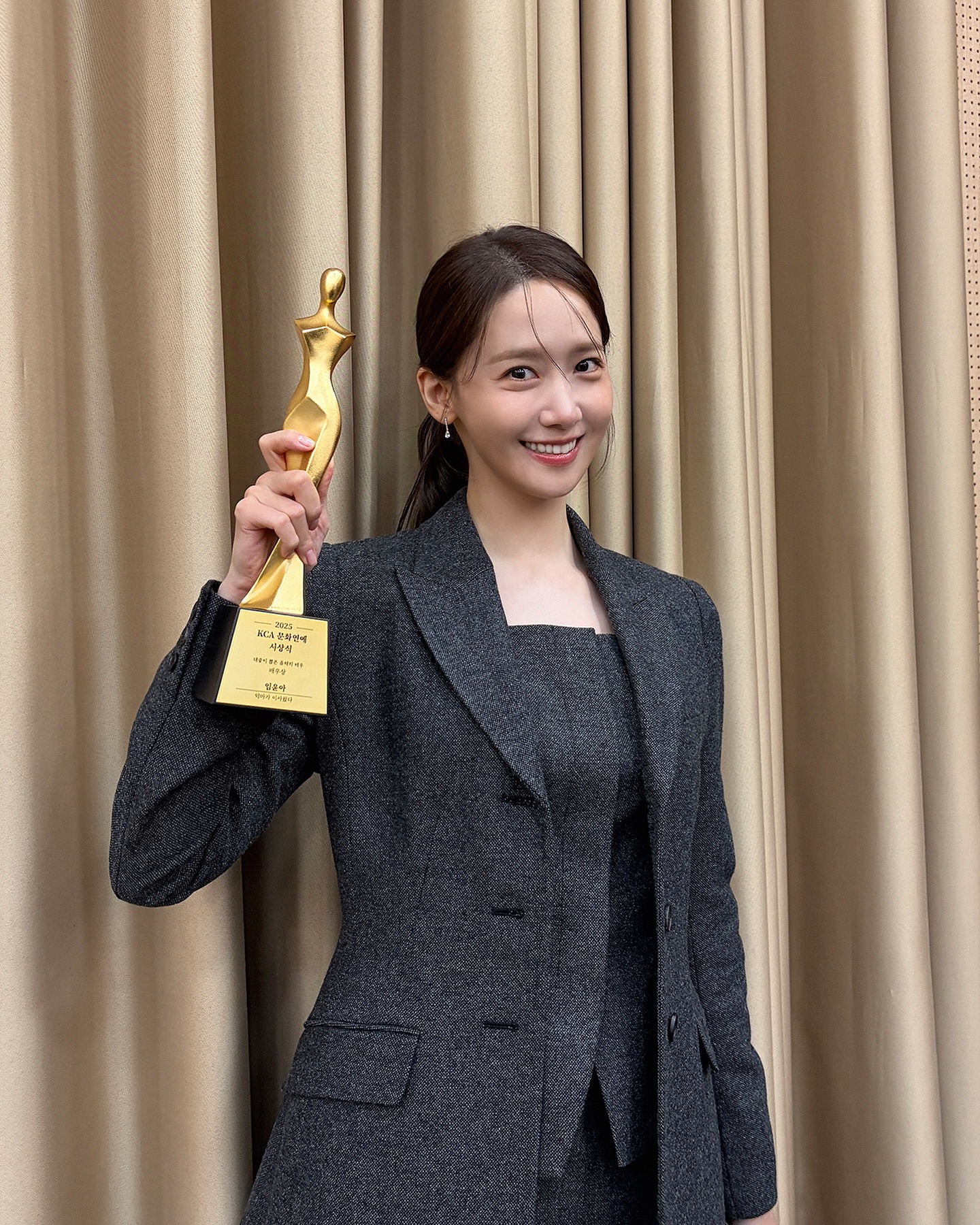 _
제30회 소비자의 날 KCA 문화연예 시상식에서
임윤아 배우가 ‘2025 대중이 뽑은 올해의 배우상’을 수상했습니다🏆✨
 
#임윤아 #LIMYOONA @yoona__lim #limyoona__official #융스타그램 #소비자의날_시상식