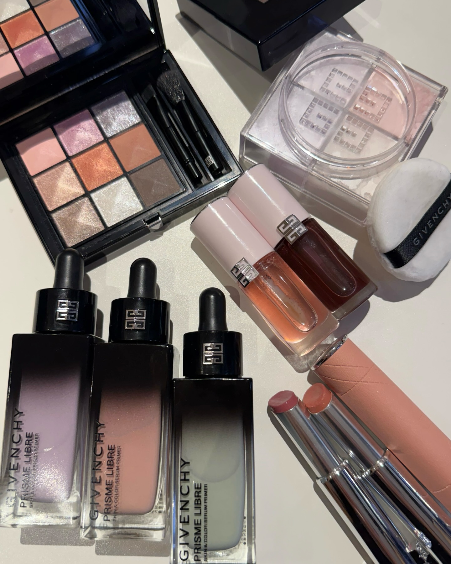 【#ジバンシイ】滴るようなみずみずしさに満ちた、生命力溢れる春コレクション🌸　新“色つき美容液”発想のプライマーにも注目！ 1/2＆2/1発売💗【#VOCE春コスメ速報 🌈】

ジバンシイから、春のはじまりを祝うような春コレクションが発売！✨💕

今春は「GLOWY SPRING」をテーマに、朝露をまとった花びらのような、可憐＆みずみずしいルックを叶えます！✨
軽やかさと透明感で、季節を先取りして🌷

ーーーーーーーーーーーーーーーーーーー
💟ジバンシイ プリズム・リーブル
限定1種 ￥8250（税込）

品のあるツヤを宿す名品パウダーに、ヴェイルのように明るい透明感を纏う限定カラーが登場！　

⚫︎No.16 オパルセント・ヴェイル

💟ジバンシイ PFCT・セラム・リップオイル
限定2色 各 ￥5280（税込）

ジュエルのようなツヤを宿す、シアーな“クリスタルカラー”のリップオイルが新登場。💎
99％スキンケア成分配合で、みずみずしいうるおい感を長時間キープ。スーッと爽やかなクーリング感とともに、ふっくらプランプな仕上がりに。💋　

⚫︎No.00 ローズクォーツ
⚫︎No.10 ガーネットベリー

💟ジバンシイ ローズ・パーフェクト・シャイン
限定1色 ￥5060（税込）　

リップマスクのようなうるおい×高発色を叶える人気のリップスティックに、桃のようにジューシーなヌーディカラーが限定登場🍑やわらかな春のルックには、定番色No.118 ソフト・ローズウッドもおすすめ。　

⚫︎No.109 スパイシー・メープル

🛍️2026年1月2日（金）全国発売

※ジバンシイ ル・ヌフ・ジバンシイNo.15（定番色）は、春のメイクルックにベストマッチ！  併せてチェックして🥰

ーーーーーーーーーーーーーーーーーーー
💟ジバンシイ プリズム・リーブル・ケア＆カラー・セラム・プライマー
全3色 各 ￥7700（税込）

“色つき美容液”発想の、朝晩使えるハイブリッドプライマーが誕生！💐
ヒアルロン酸配合のうるおい設計に、カラー別に肌悩みに特化した美容成分をイン。光を味方に色ムラ・凹凸をナチュラルに補正し、明るくクリアな透明感を演出します💘

⚫︎パープル
ナイアシンアミド配合。黄ぐすみを補正しながらキメを整え、毛穴の目立ちにくいハリ肌印象へ。

⚫︎ピンク
ビタミンC配合。くすみを補正し、ツヤを与えて明るい肌印象へ。

⚫︎グリーン
ビタミンB5配合。赤みを補整し、肌を健やかに整えて均一な肌トーンへ。

🛍️2026年2月1日（日）全国発売

（インスタ担当M）
ーーーーーーーーーーーーーーーーーーー
VOCEのInstagram では新作コスメ情報やメイクテク、撮影舞台裏を毎日お届け！ぜひフォロー&チェックして！！
👉@vocemagazine

#voce #vocemagazine #限定コスメ #givenchybeauty