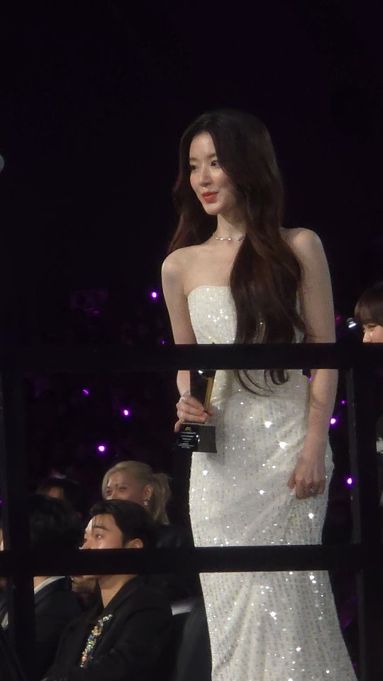 舒華 @yeh.shaa_ 真的白的發光啊！今天完全就是仙女下凡🤩

📷網友提供
#marieclairetw #RFL