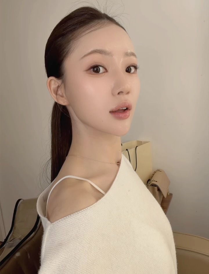 푸름 인생 마스크팩 ...... ✨🩷
발송전 취소 수량이 잠시 후 10시 전량 바로배송으로 오픈 됩니다
저는 매일 사진을 올리는 직업이지만, 
셀카 고자이기도 해서
고객님들이 피드에서 제 셀카는 자주 못 보셨을거에요ㅎㅎ
요즘은 노골적인 셀카를 많이 보고계시죠?ㅎㅎ
근접 카메라에도 자신있을만큼 제 피부가 많이 환해지고 매끄러워진건 이 팩을 만난 이 후 랍니다 
리프팅 끝내준다고 했죠? 
팩 붙이는 순간 10분만 흘러도 쫙 당겨지는 느낌이 드실거에요.
저도 처음 사용했을때 와..너무 좋다고 감탄 했었는데
제 주위 사람들은 35년만에 이런 팩은 처음본다며, 
자기가 써본팩중 가장 최고라며 오늘 쟁인다고 단단히 벼르고 있더라구요☺️
여러분들도 꼭 써보세요! 마지막 입니다
잠시 후 10시 바로배송으로 만나요💗