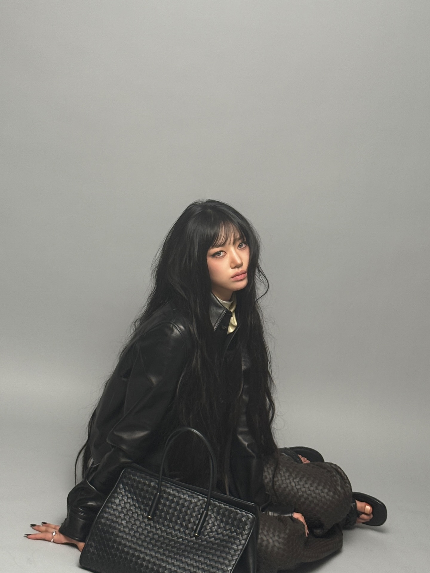 나 머리 진짜 길어🐈‍⬛👜

#BottegaVeneta @louise_trotter_ 
#MEOVV #미야오 #SOOIN #수인
#THEBLACKLABEL #더블랙레이블